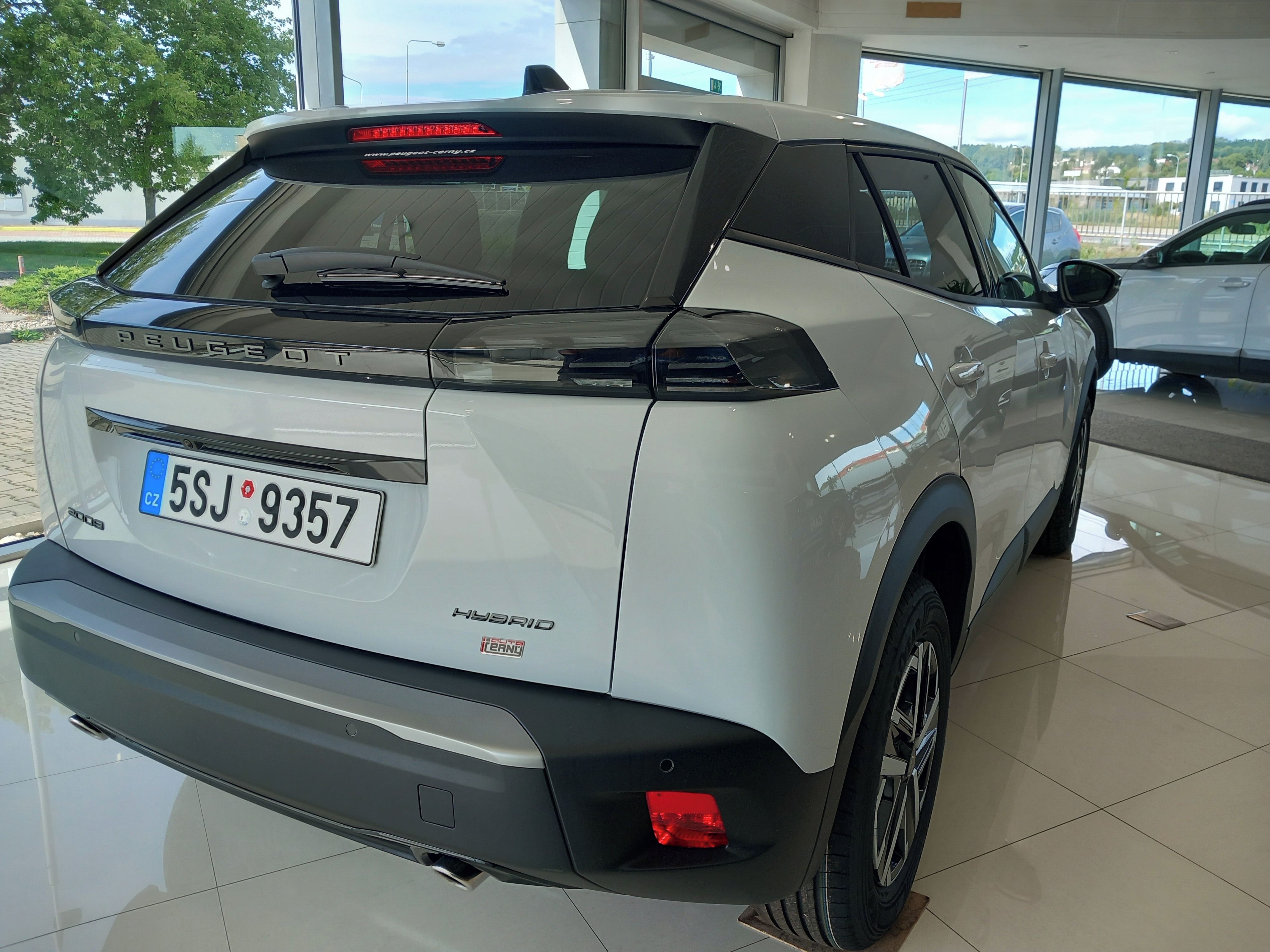 Peugeot 2008, BUSINESS HYBRID 145 e-DCS6 - fotka 4