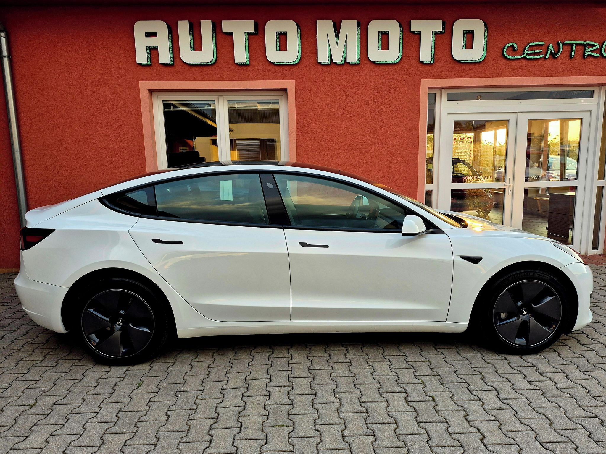Tesla Model 3, STANDARD RANGE 208kw RWD SOH 9 - fotka 5
