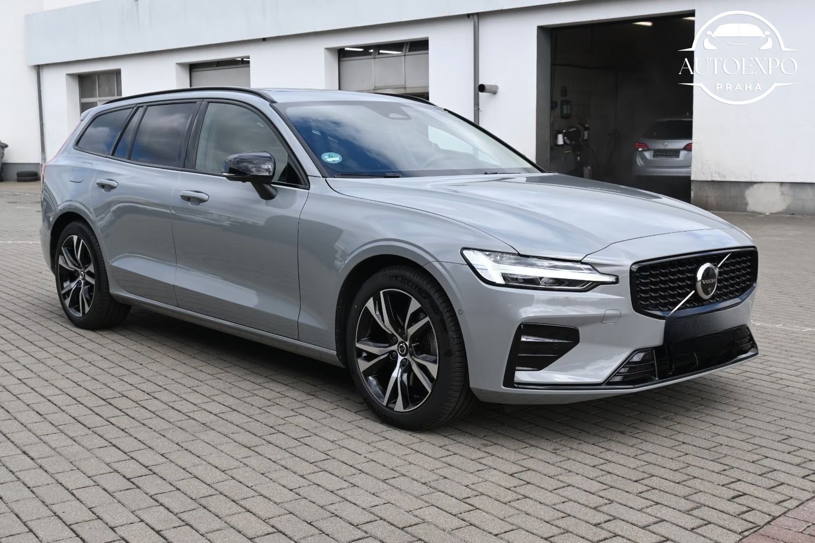 Volvo V60, B4 DKG Plus Dark*PANORAMA*360° - fotka 3