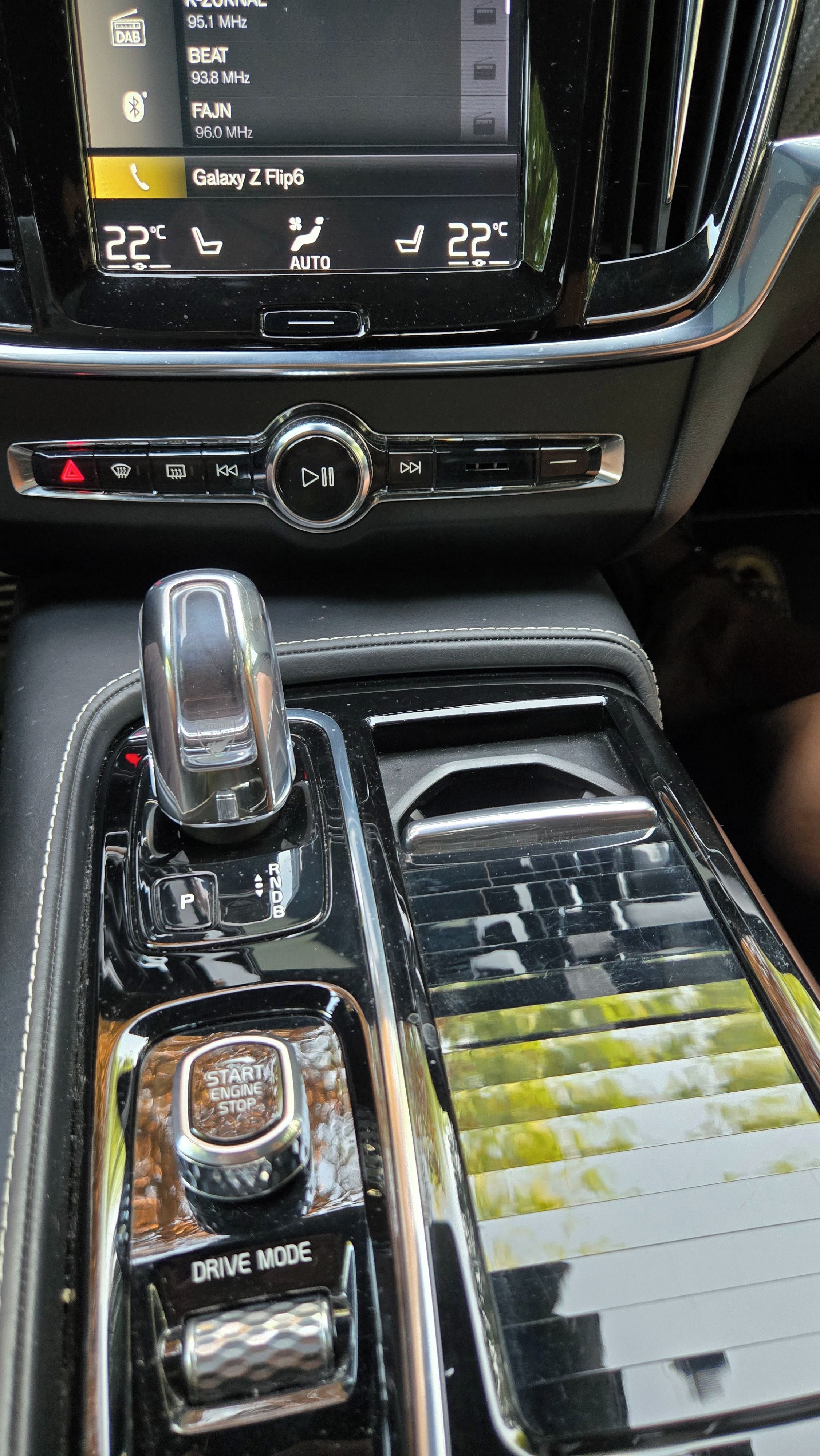 Volvo V90, T8 hybrid, 420k, 100% stav - fotka 5