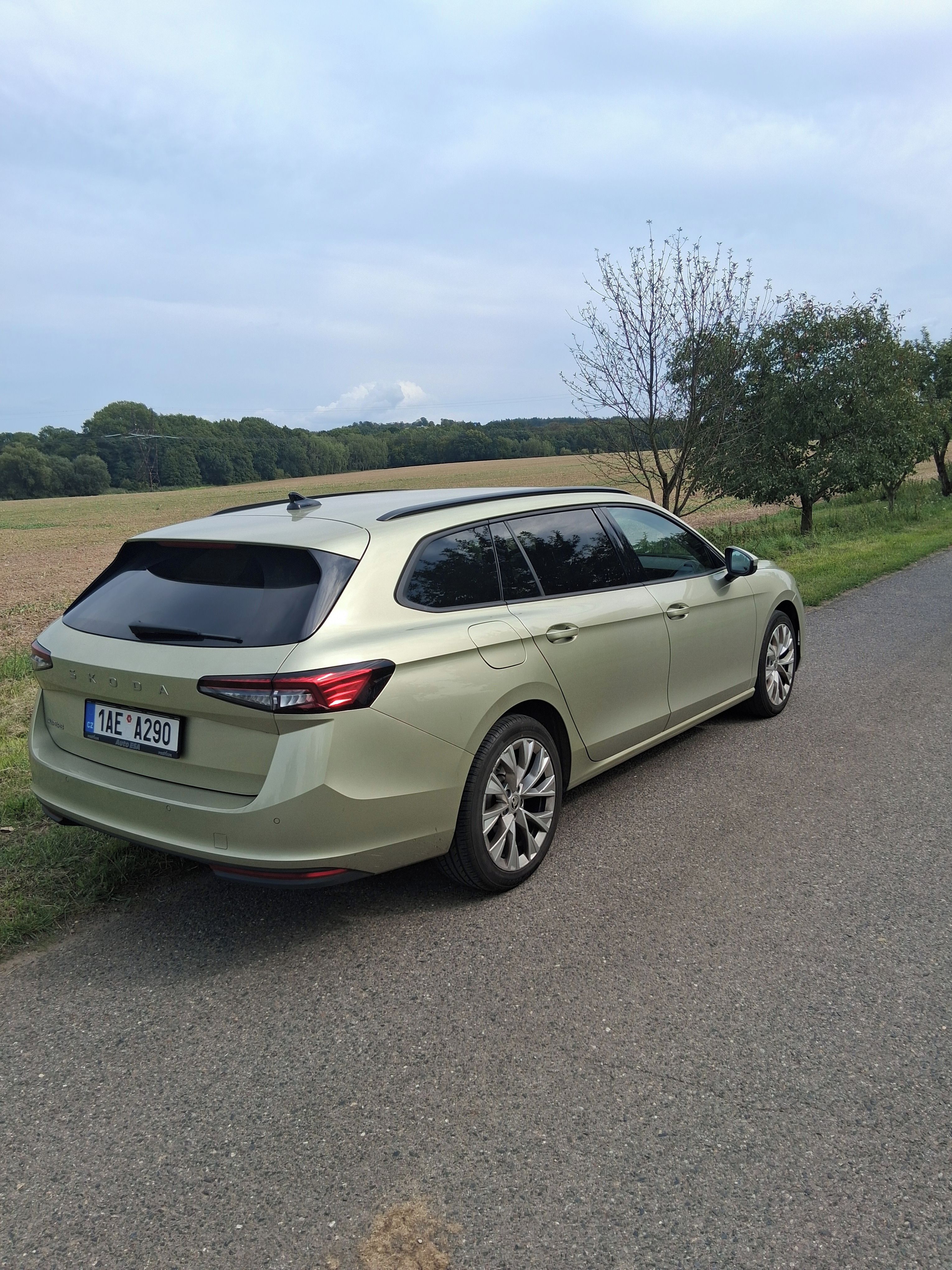 Škoda Superb, ŠKODA SUPERB   2.0 TDi DSG 7st - fotka 4