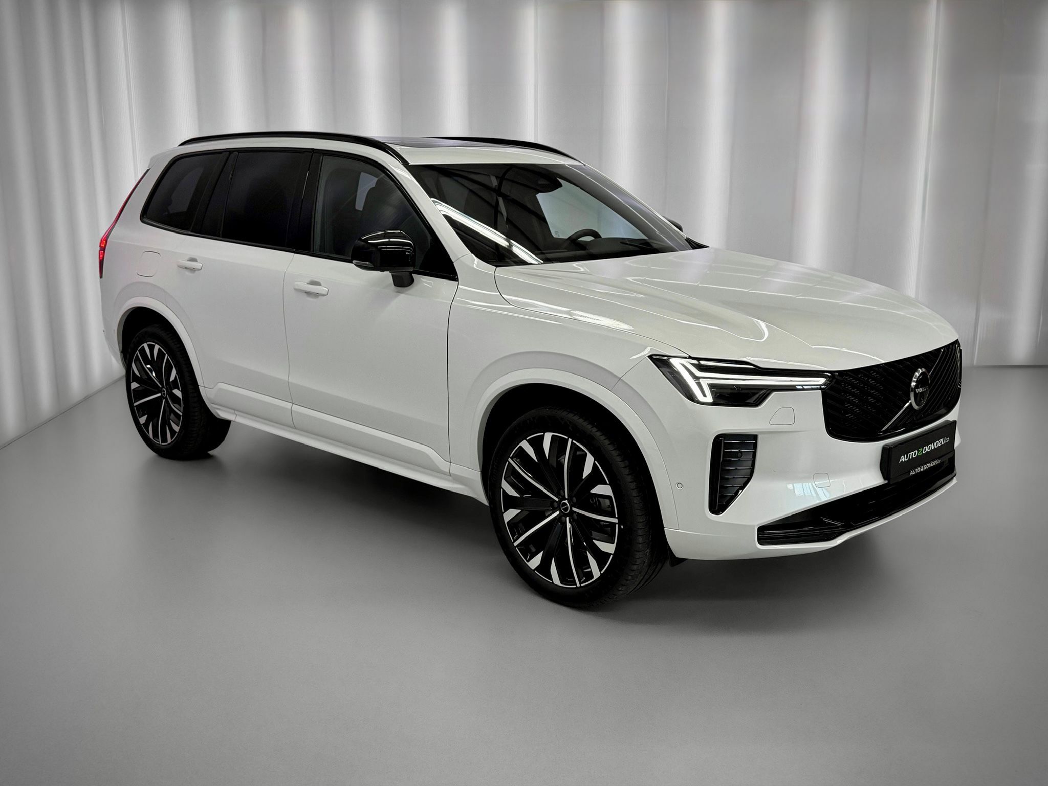 Volvo XC90, B5 AWD PLUS DARK PREMIUM, PANO - fotka 3