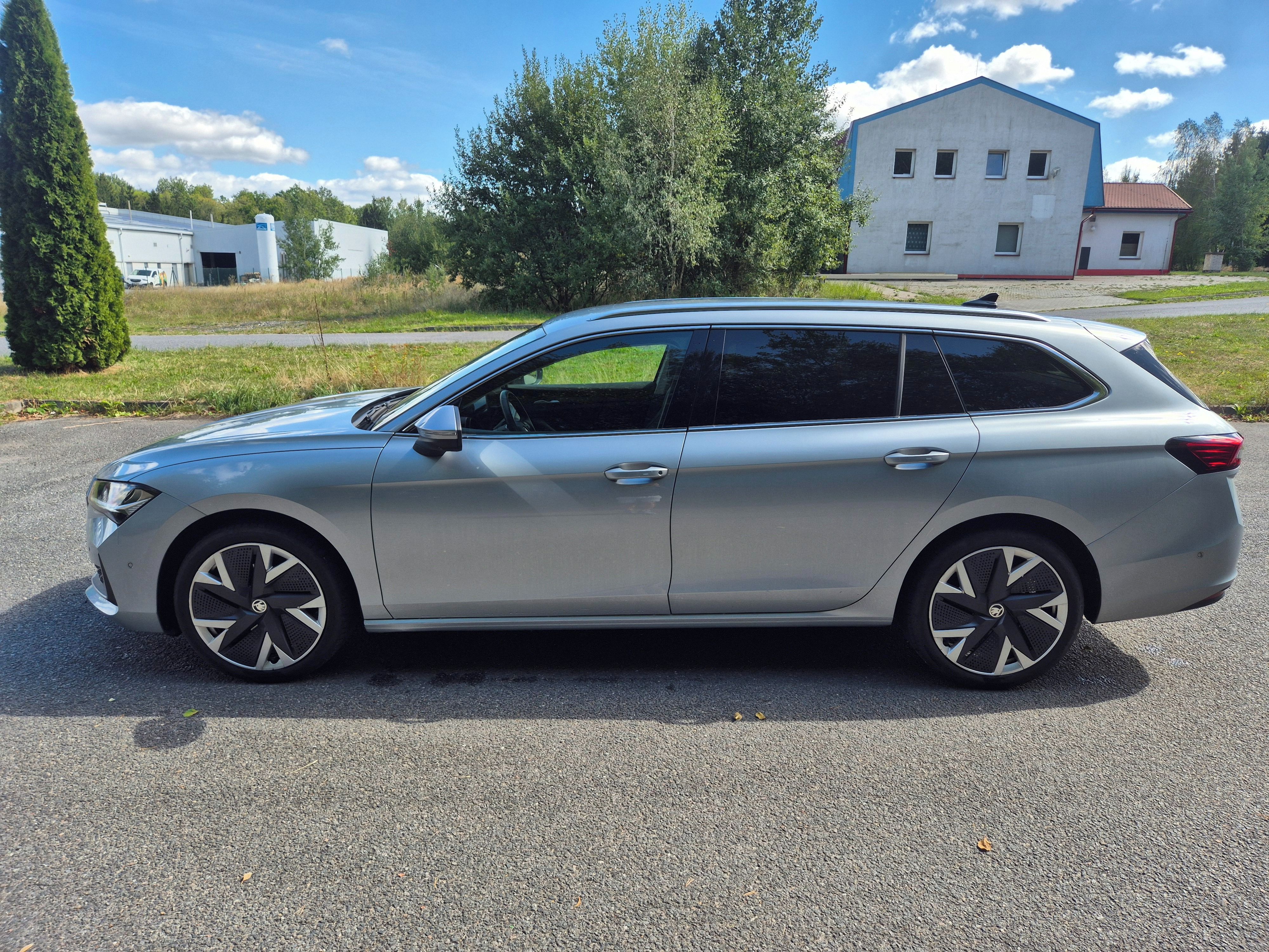 Škoda Superb, Škoda Superb 1,5 TSI m-HEV - fotka 2