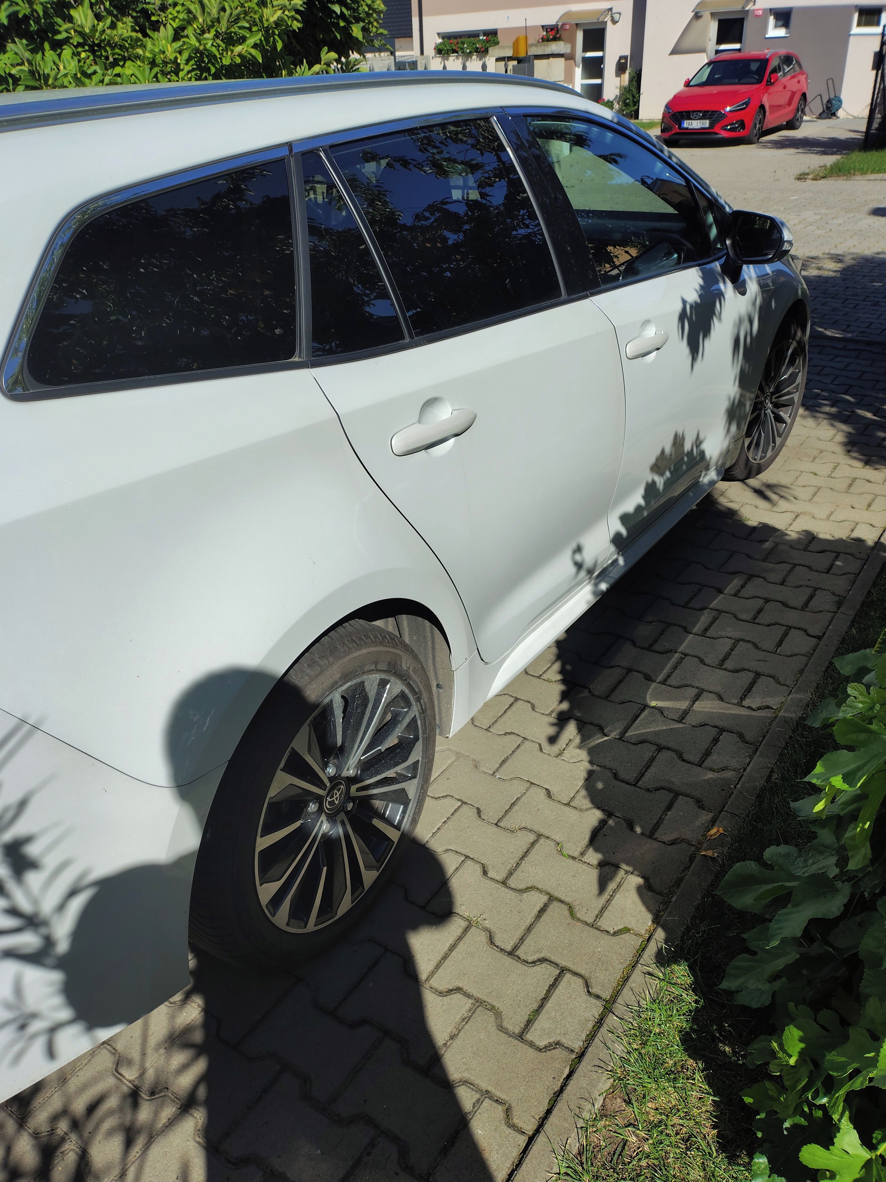 Toyota Corolla, 1.8 e-CVT Style - fotka 3