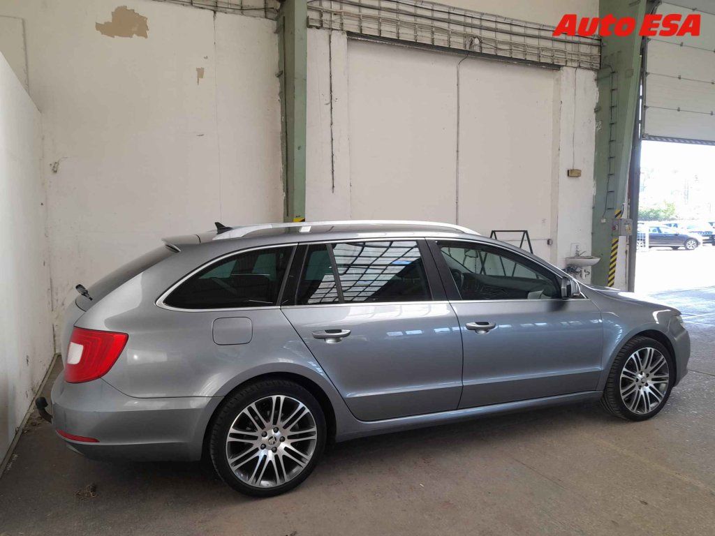Škoda Superb, šedá - fotka 2