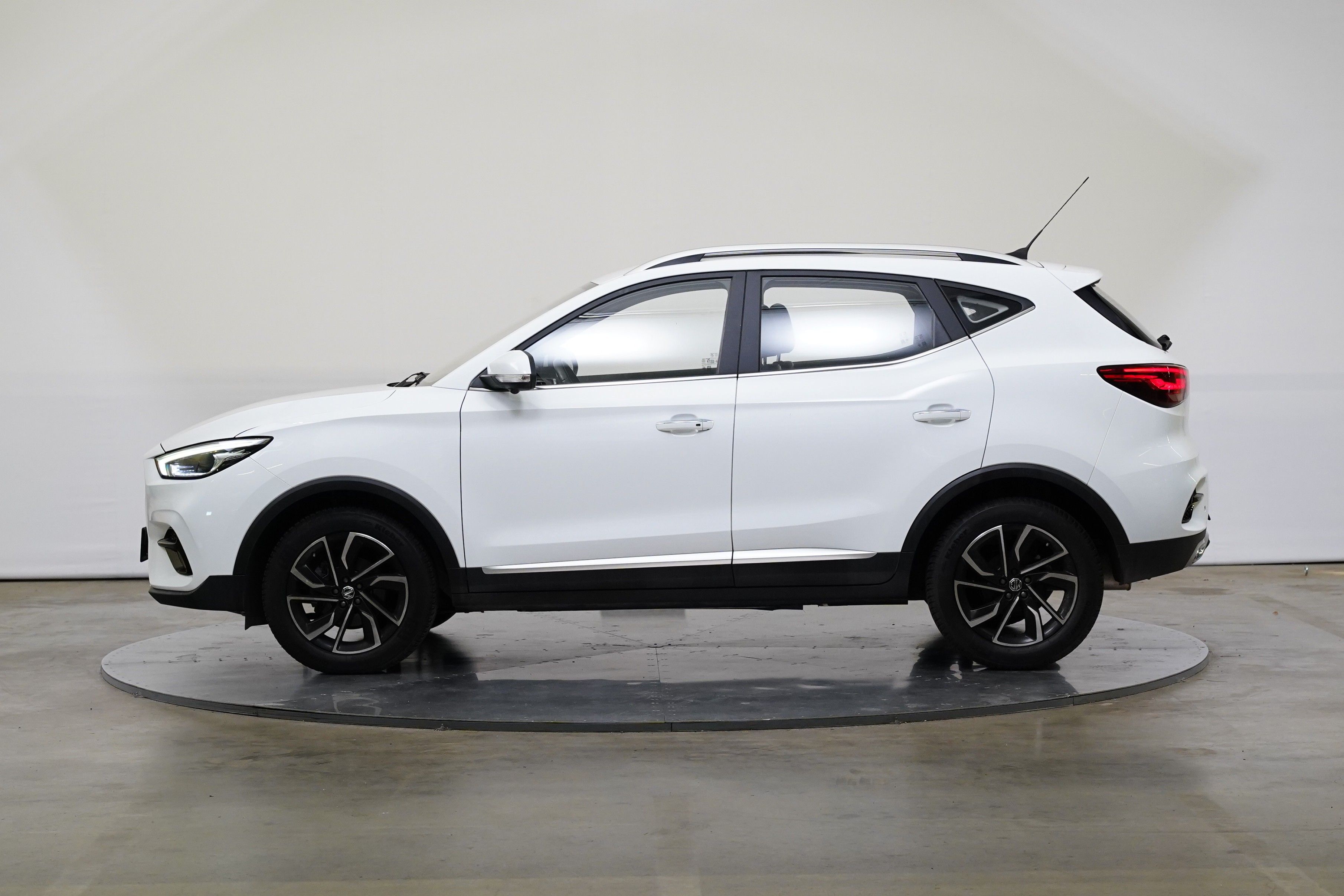 MG ZS, 1.0 TGI 82 kW Elegance - fotka 3