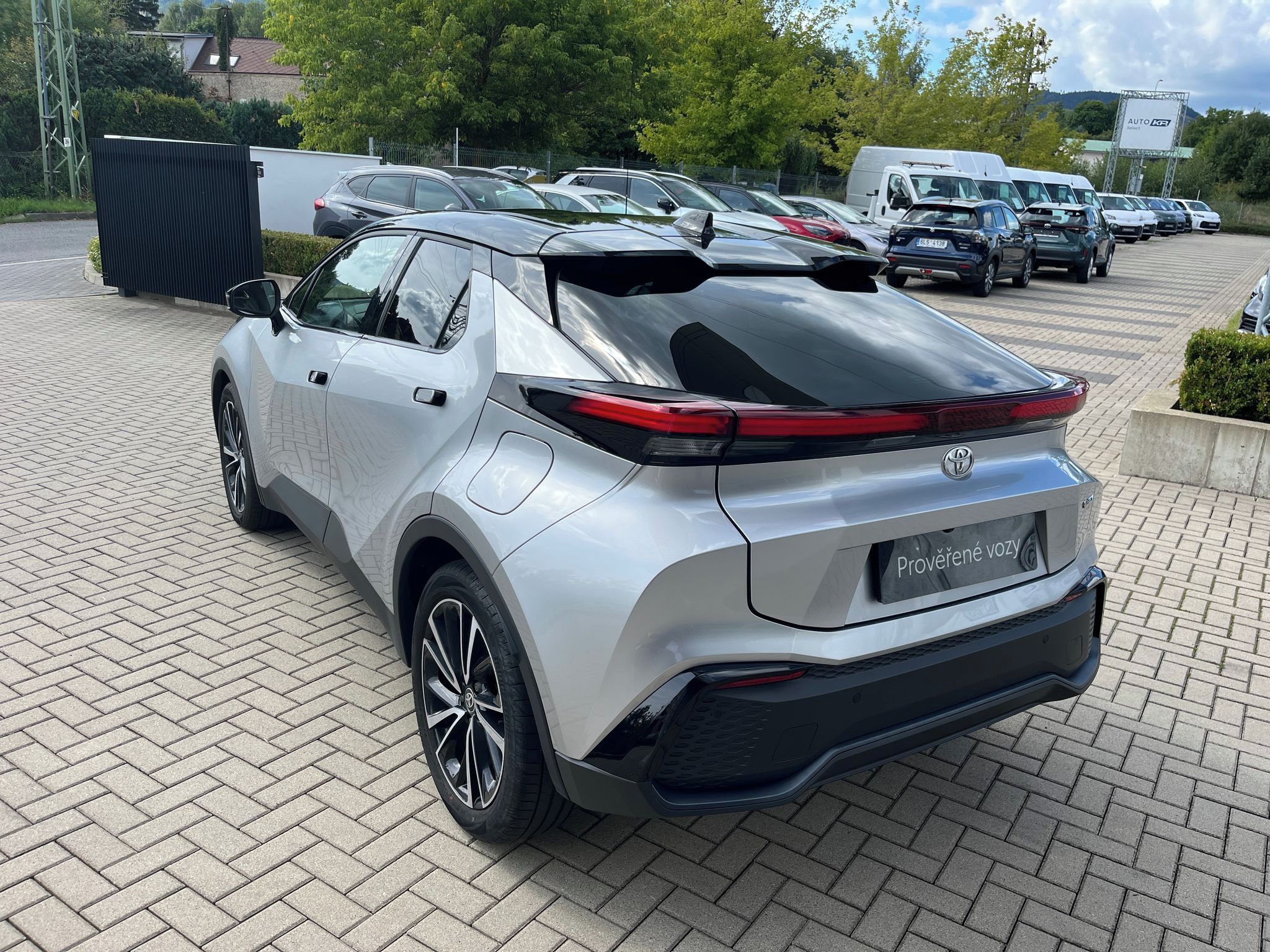 Toyota C-HR, 1.8 Hybrid e-CVT Executive DPH - fotka 4