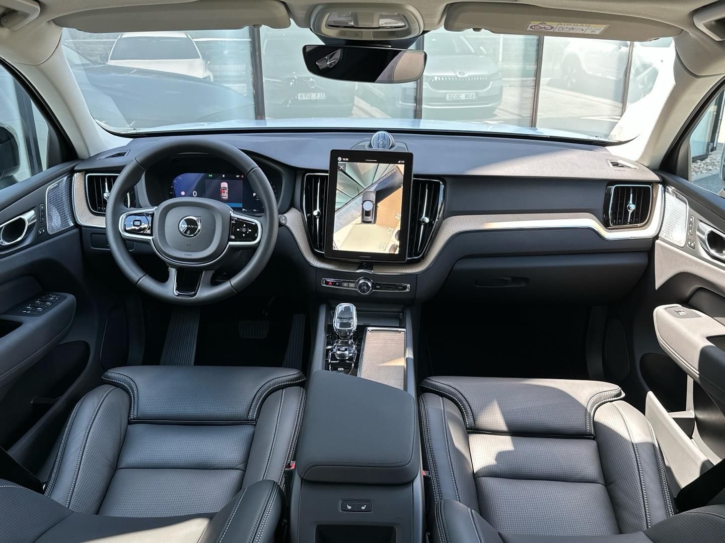 Volvo XC60, 2.0B5 184kW 4x4  PLUS DARK - fotka 4
