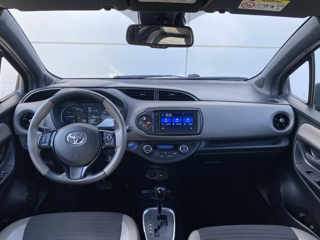 Toyota Yaris, SELECTION 1.5 HYBRID 74kW CVT - fotka 2