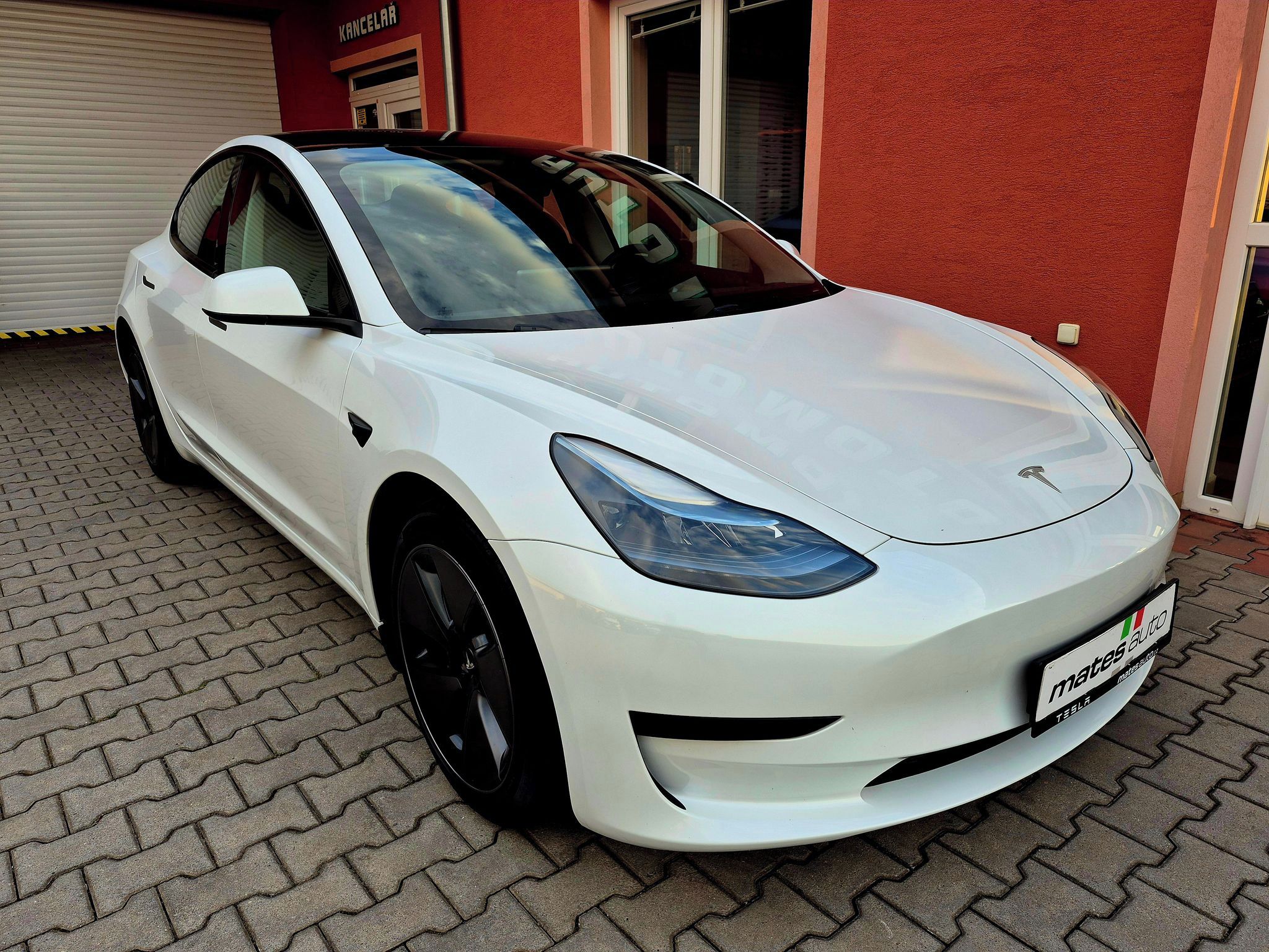 Tesla Model 3, STANDARD RANGE 208kw RWD SOH 9 - fotka 4