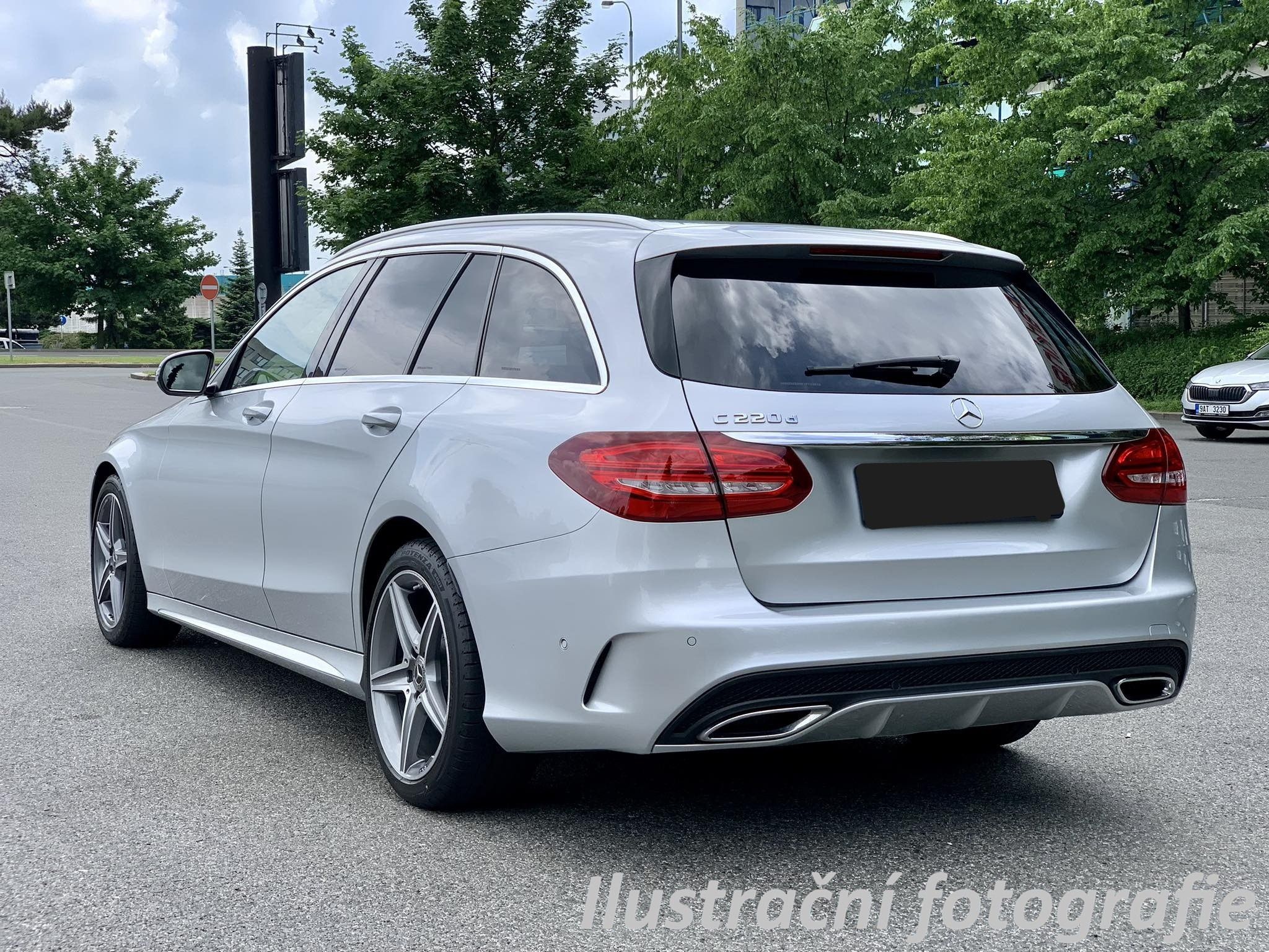 Mercedes-Benz Třídy C, C220d, pravidelně servisováno - fotka 2