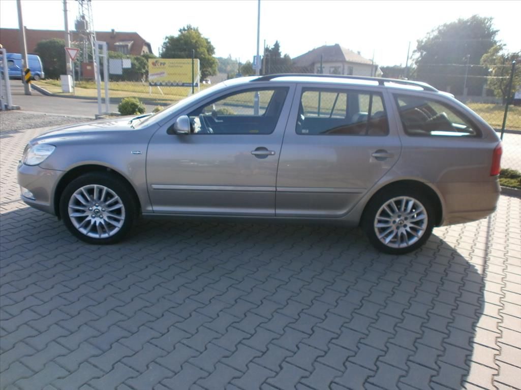 Škoda Octavia, 2,0 TDI LAURIN & KLEMENT NOVÉ - fotka 5
