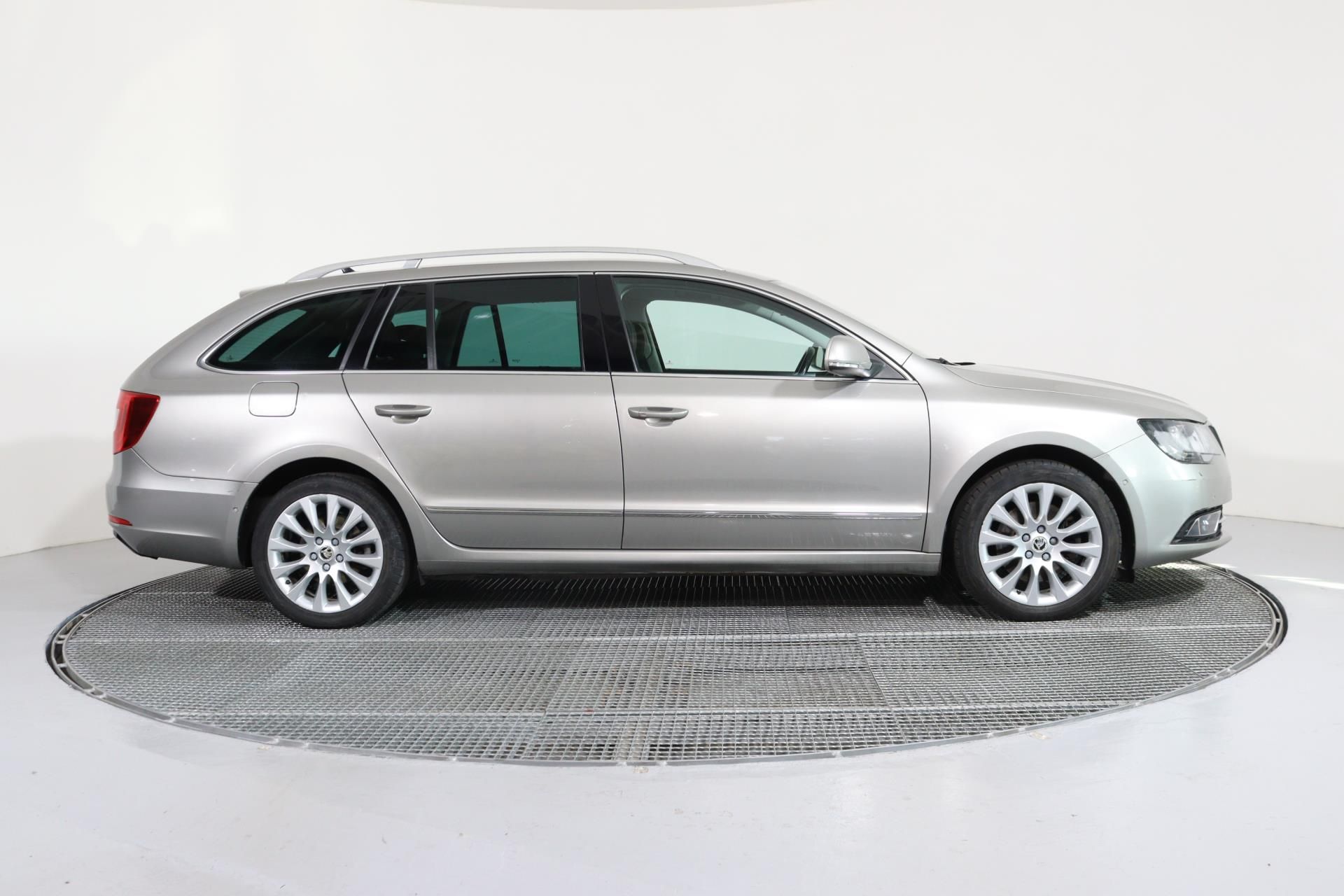 Škoda Superb, COMBI ELEGANCE 2,0TDI 4x4/TAŽN - fotka 3