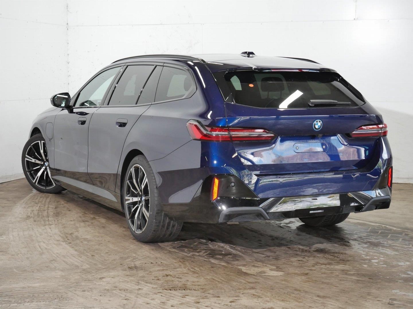 BMW Řada 5, 550e xDrive Touring M PRO - fotka 3