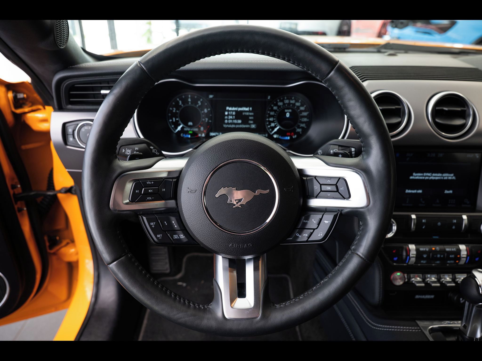 Ford Mustang, 5.0 V8 GT Fastback 1.majitel/P - fotka 6