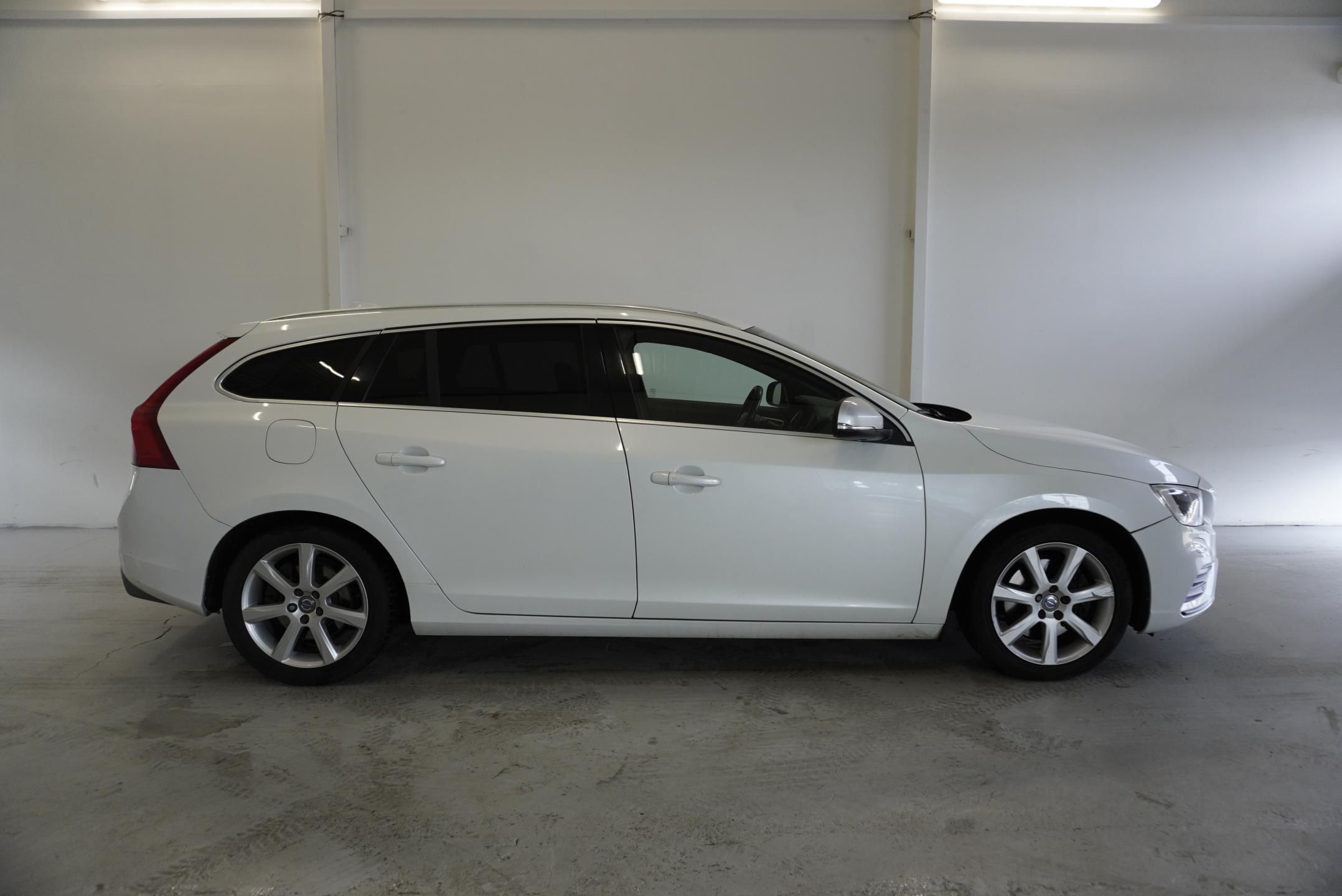 Volvo V60, 2.0 T6  AWD R-DESIGN AUTOMAT - fotka 4