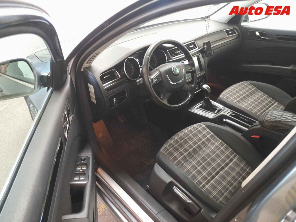 Škoda Superb, šedá - fotka 3