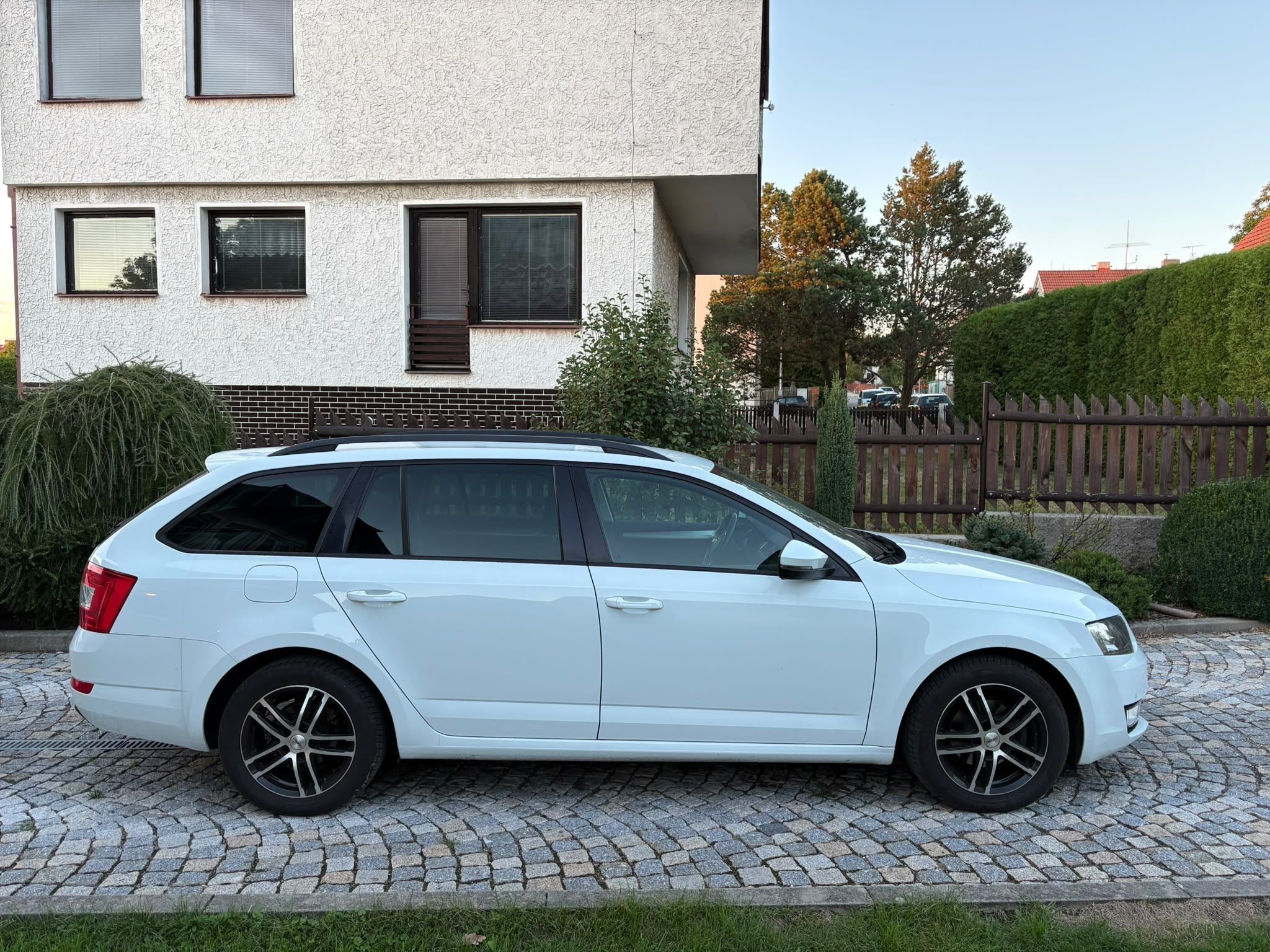 Škoda Octavia, III kombi 1,6 TDI 81KW Ambient - fotka 3