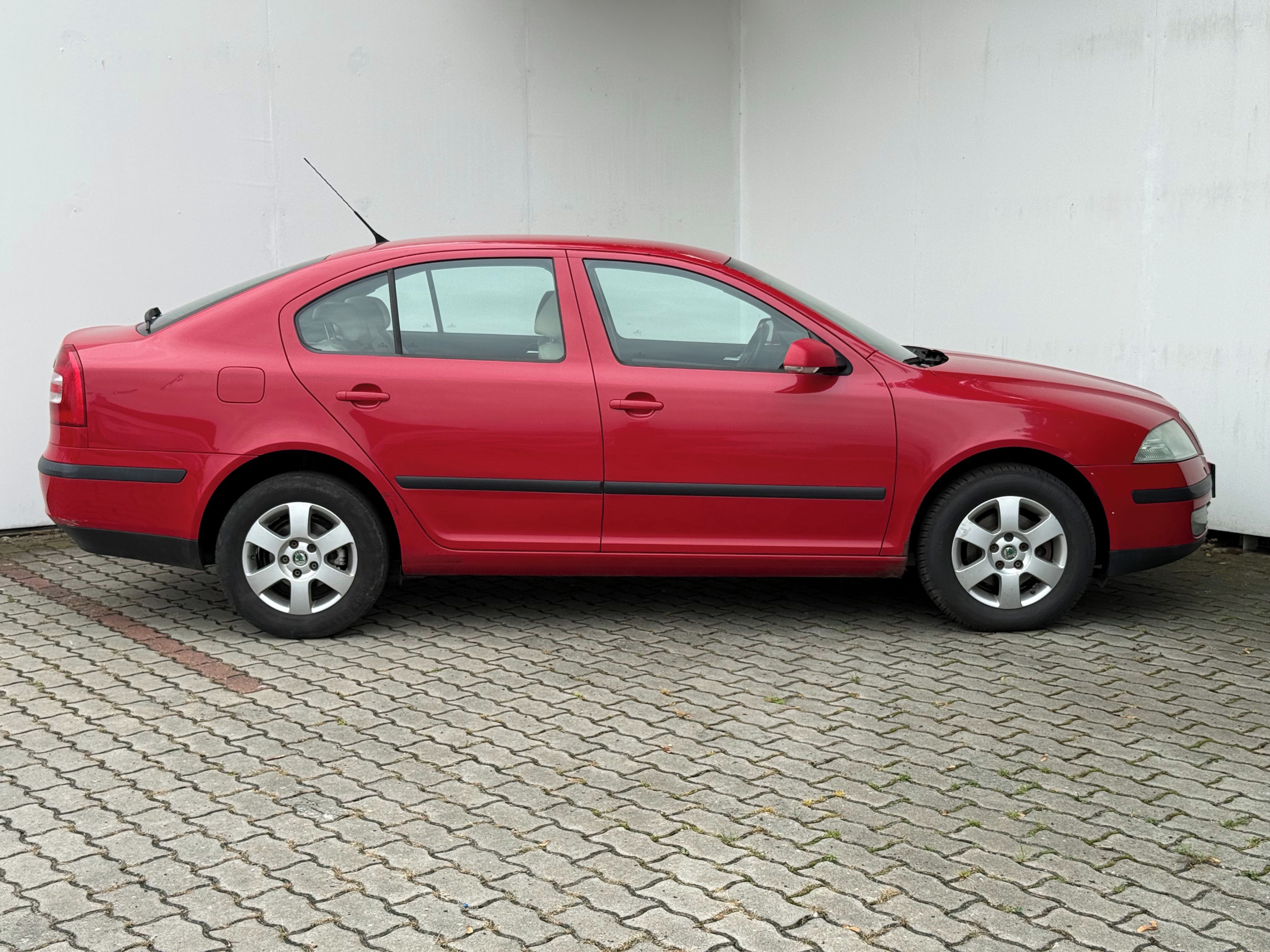 Škoda Octavia, 1,6 MPI / 75 kW Elegance - fotka 4