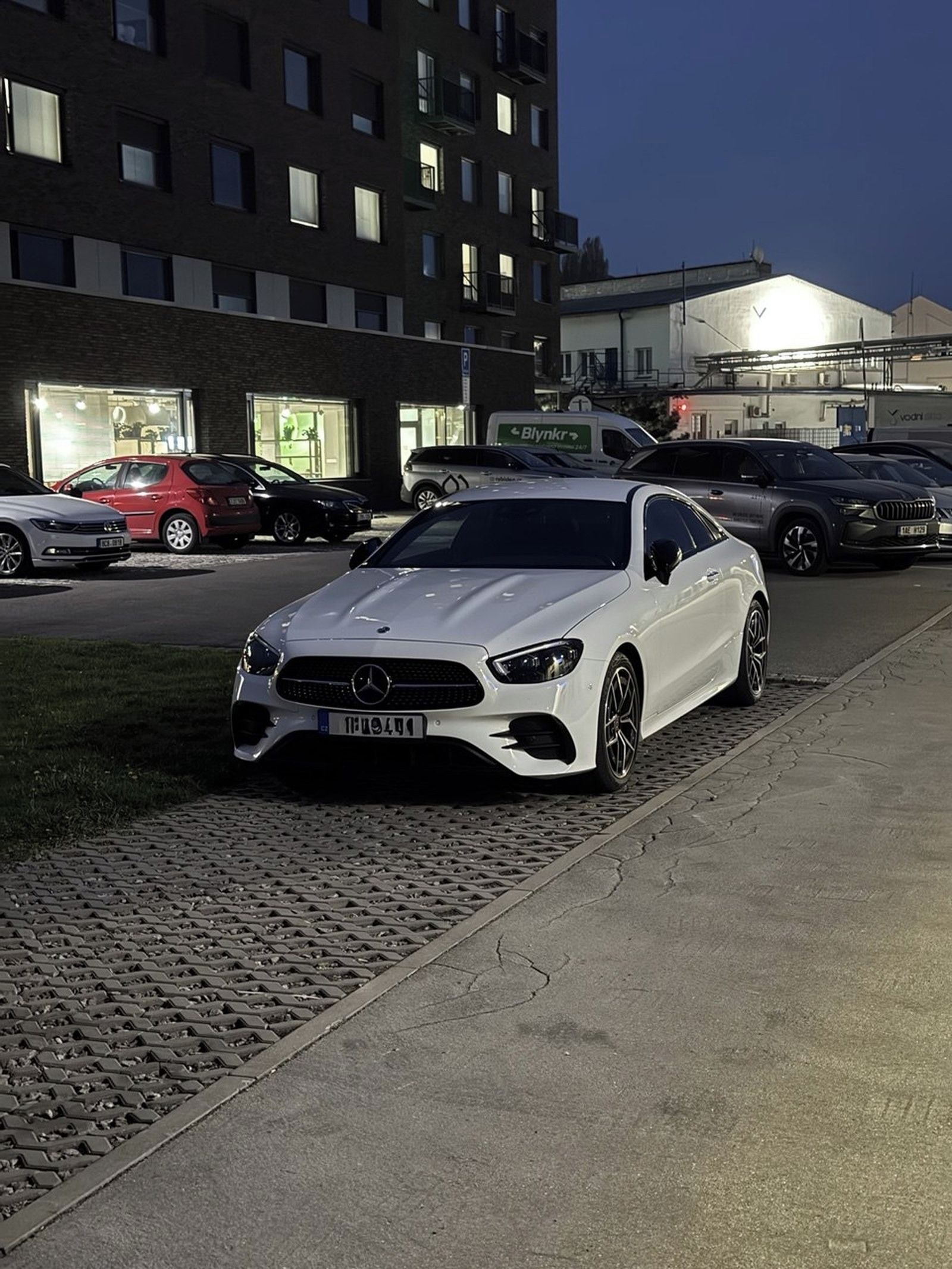 Mercedes-Benz Třídy E, 220 d Coupé AMG Line - fotka 6