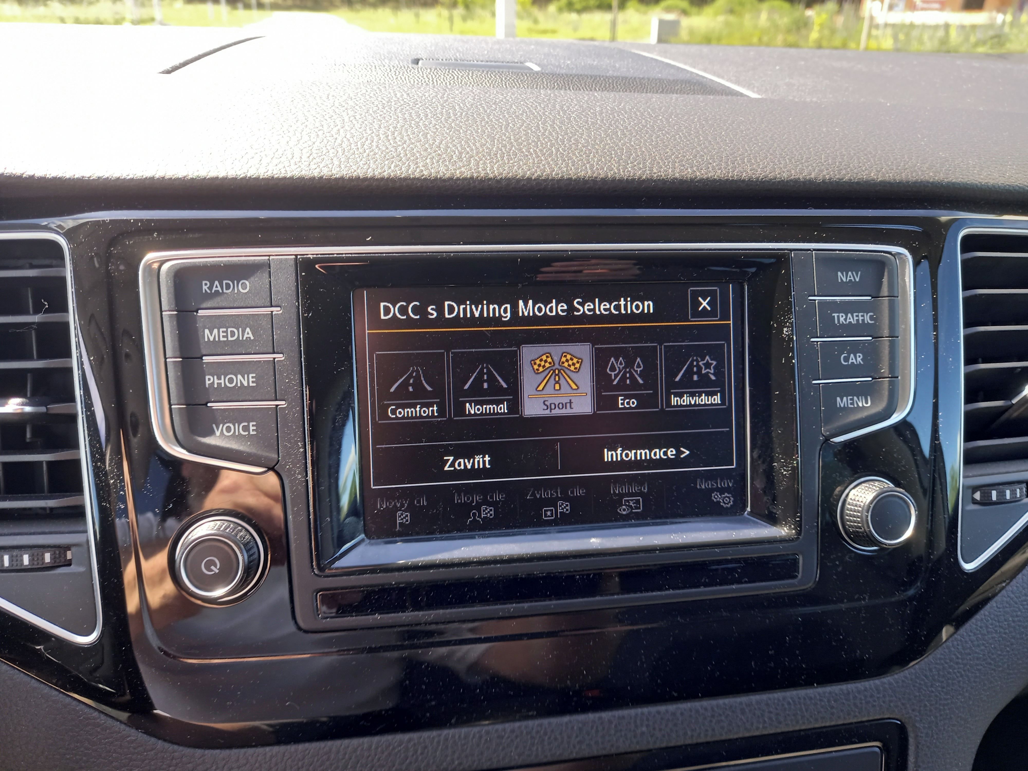 Volkswagen Golf, 2,0TDI-ACC-NAVI-XENON-HIGHLINE - fotka 6