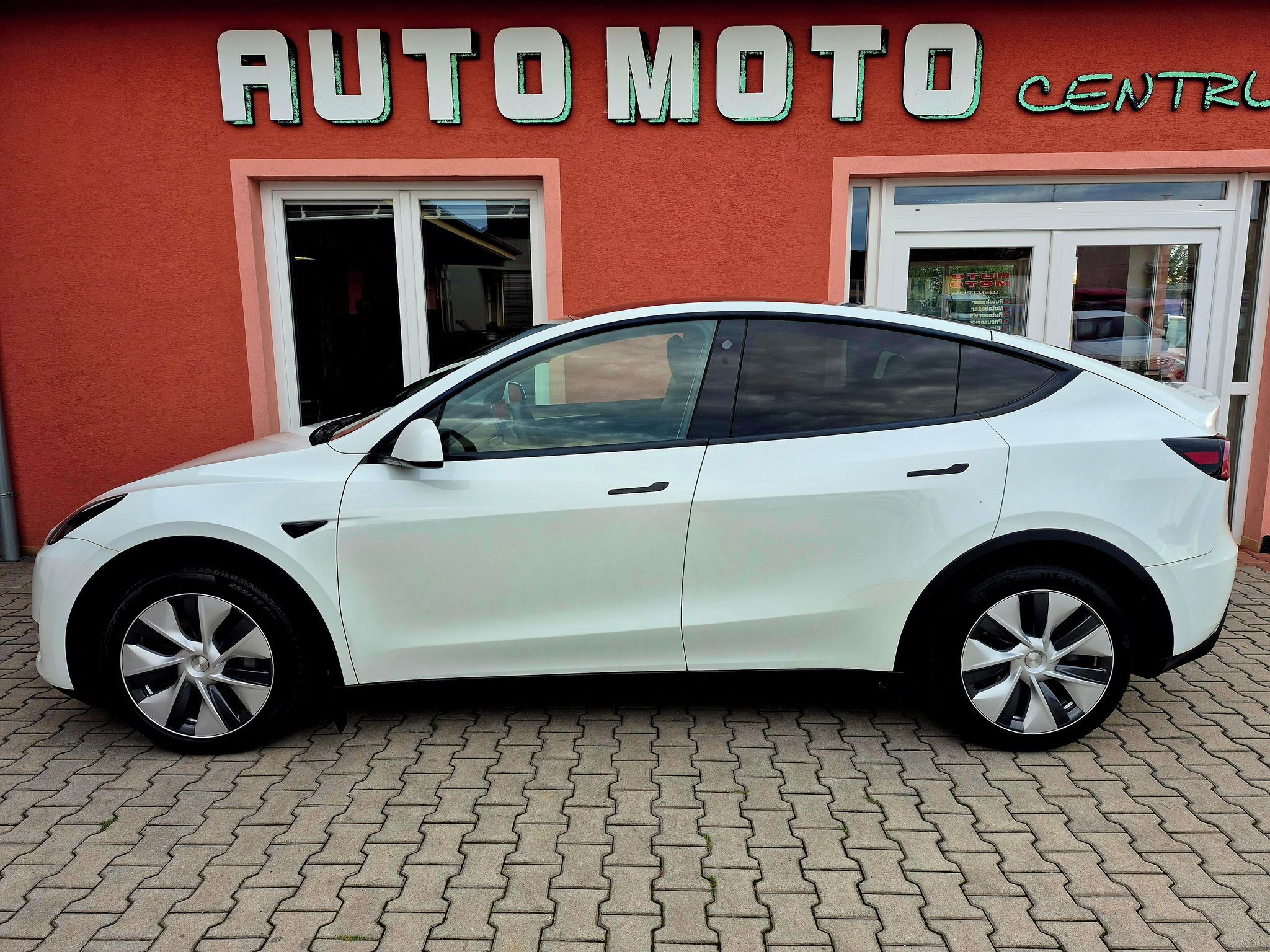 Tesla Model Y, L.Range D.M. 378kW - BERLÍN DP - fotka 2