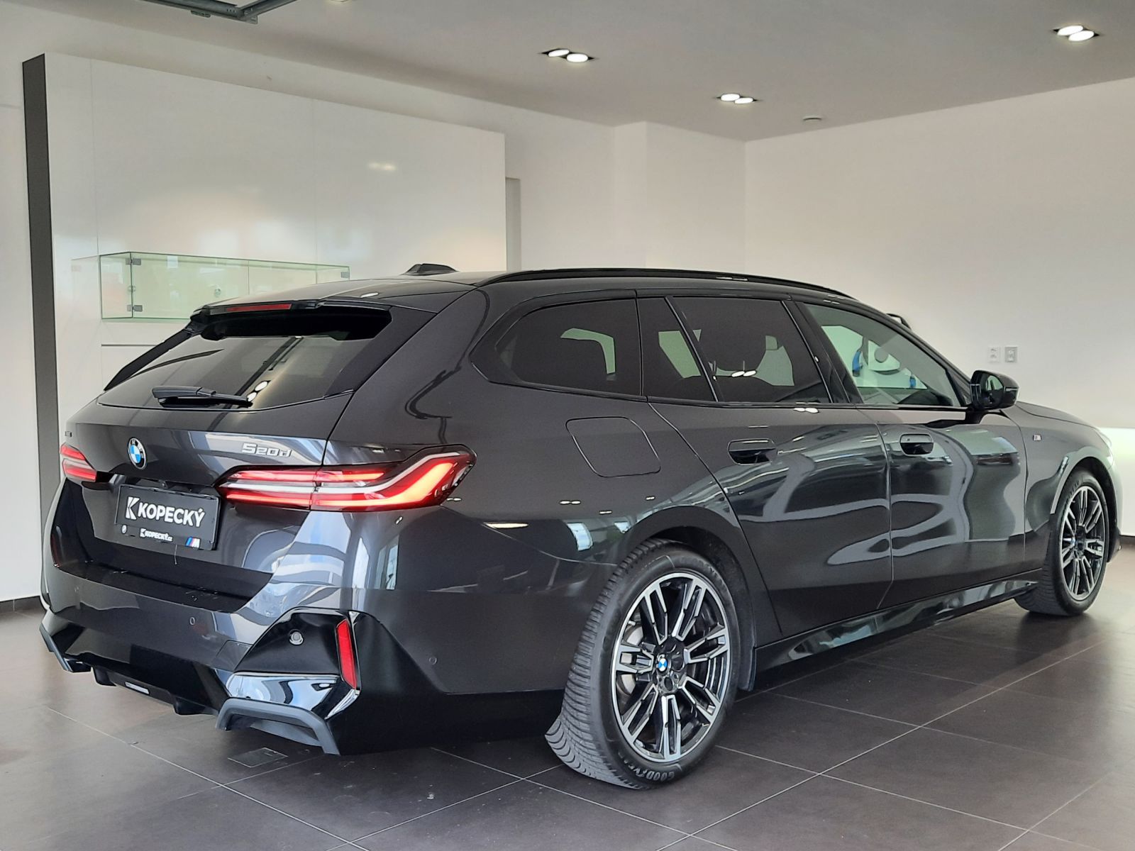 BMW Řada 5, 520d xDrive Touring M Sport - fotka 6