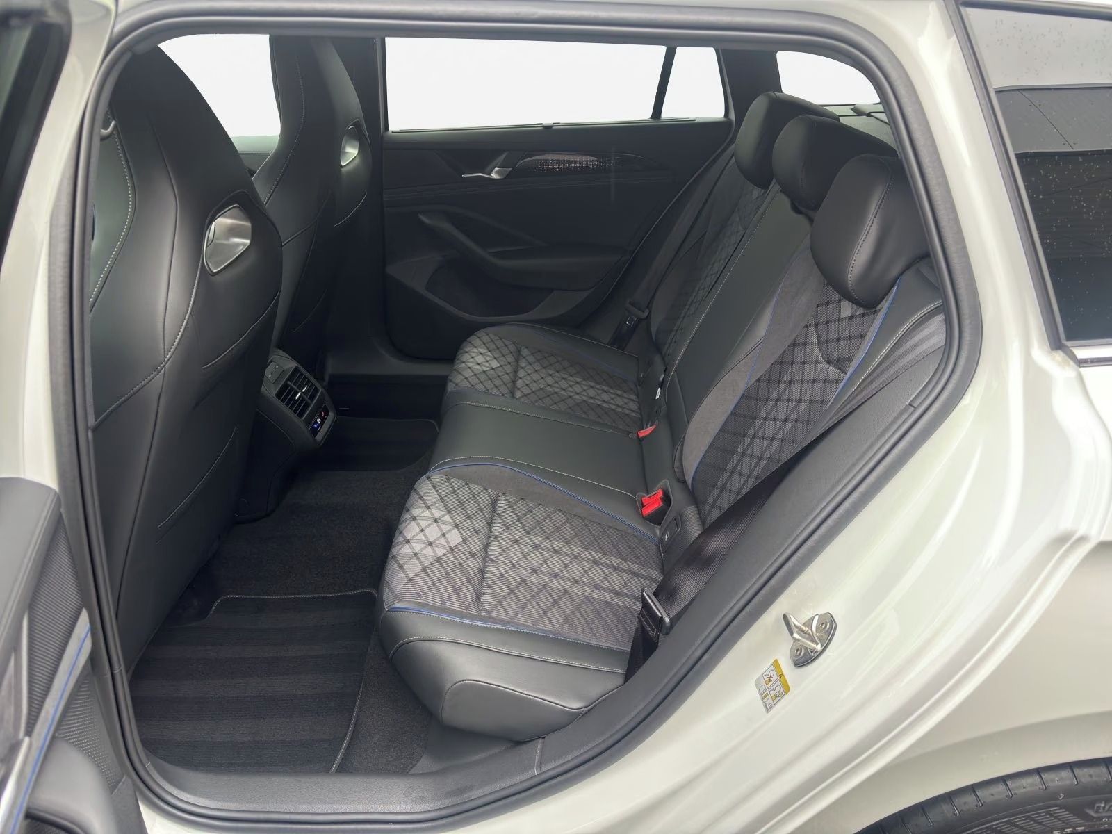 Volkswagen Passat Variant, 2.0 TSI R-Line 4Motion*360°* - fotka 6