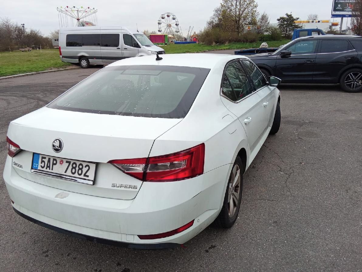 Škoda Superb, 1.6 TDI Servisovano - fotka 3