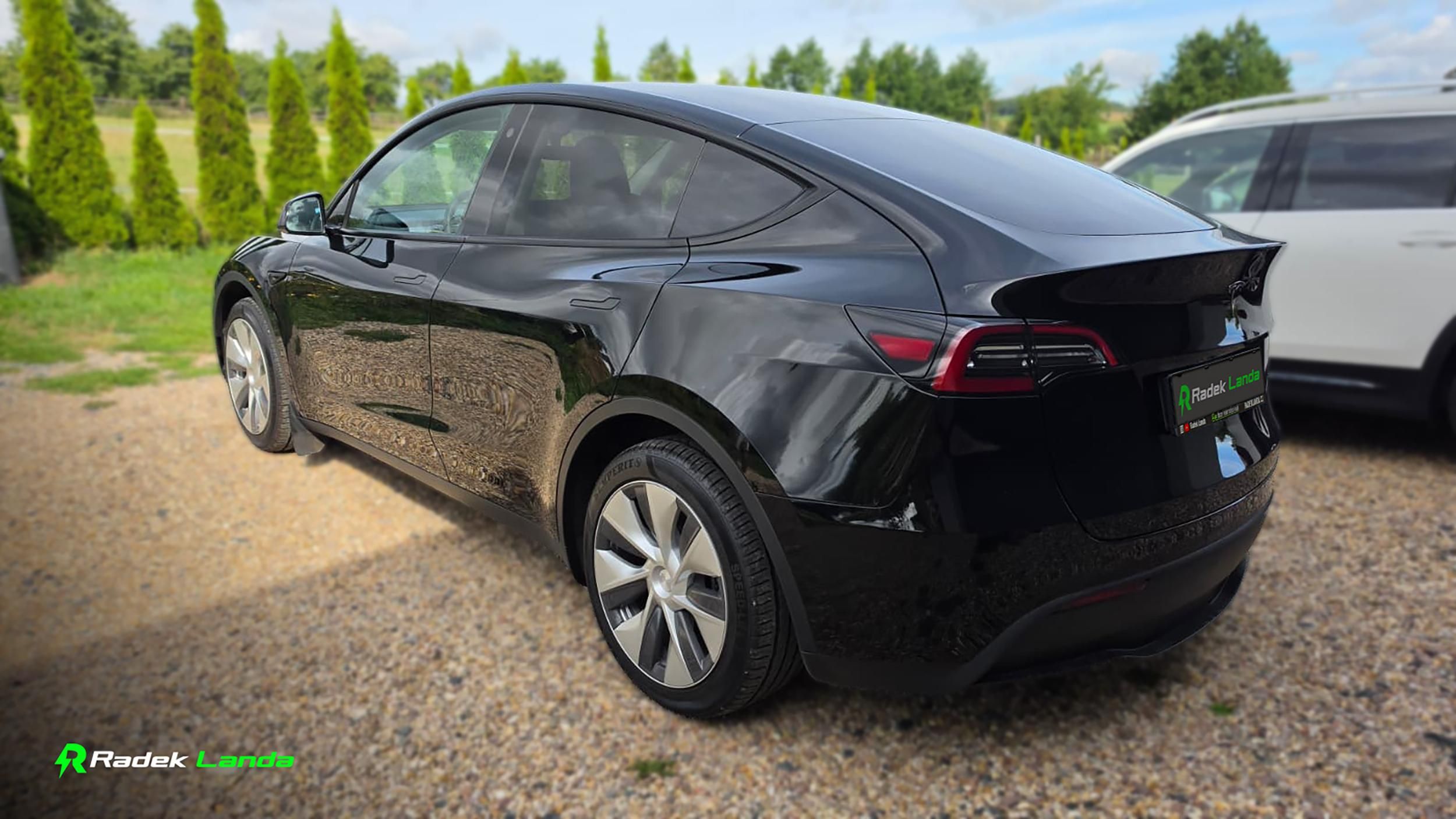 Tesla Model Y, Standard Range | LFP, RWD, AMD - fotka 2