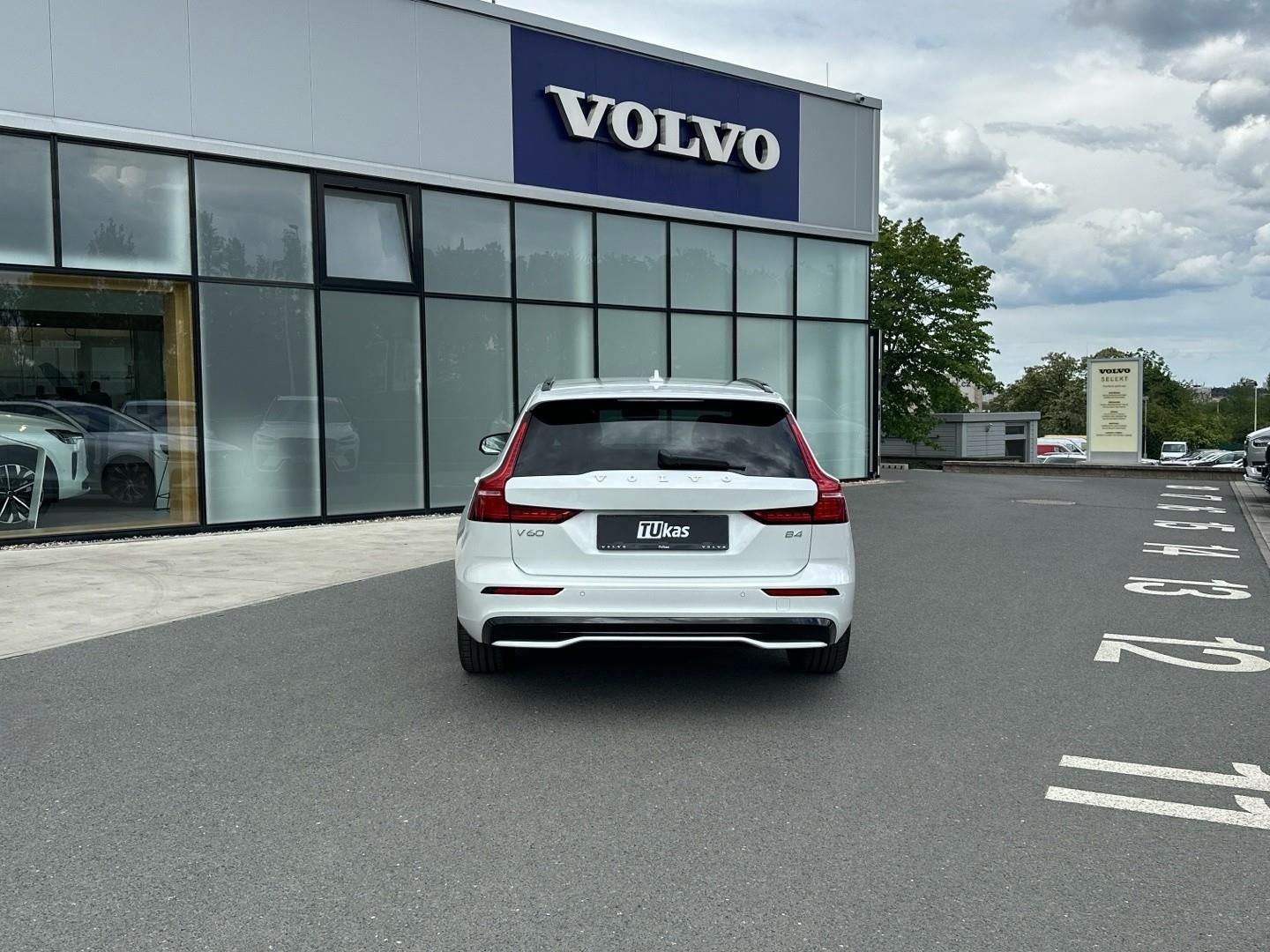 Volvo V60, 2.0B4 FWD 145kW PLUS DARK - fotka 5