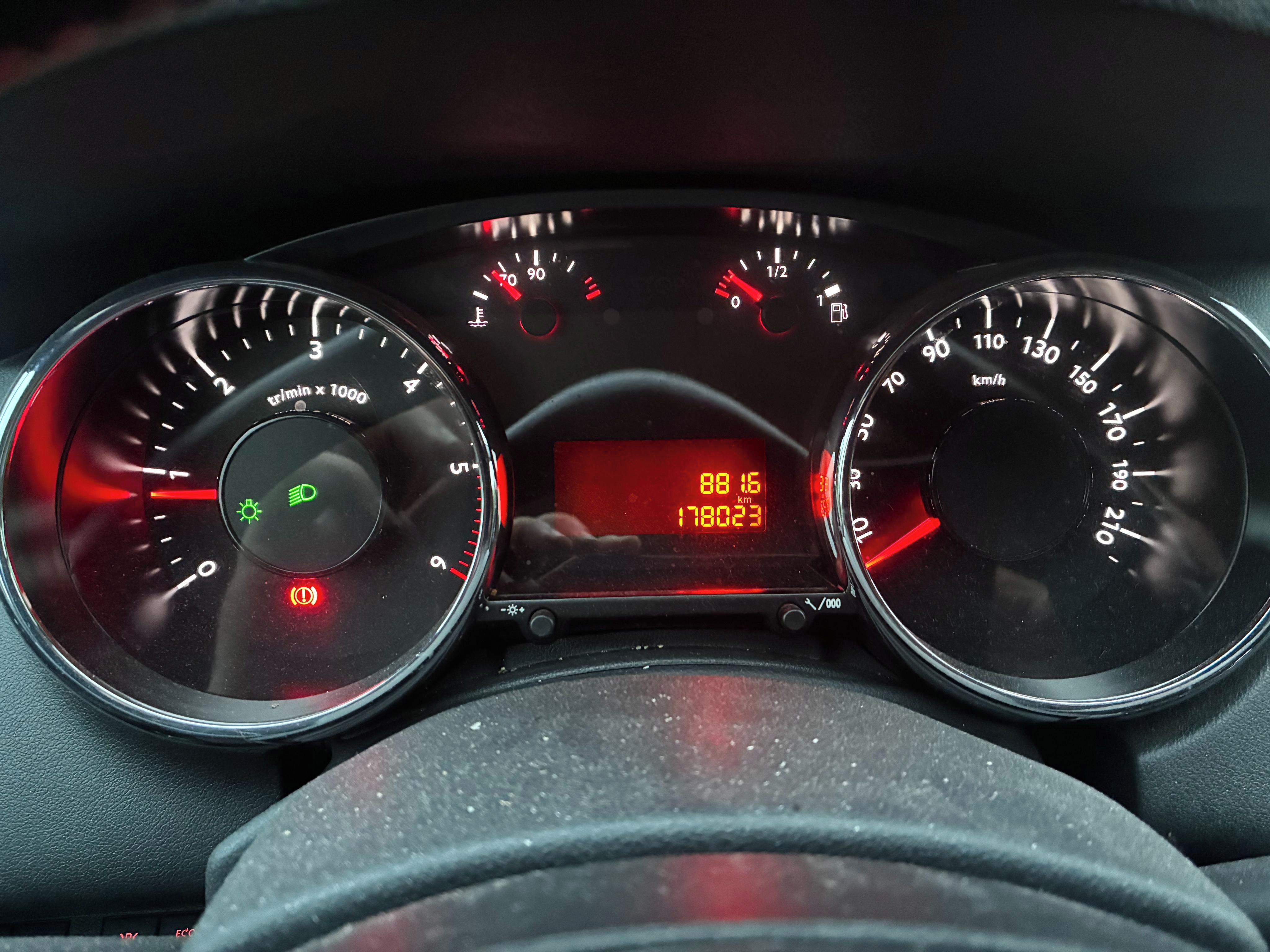 Peugeot 5008, 1,6 BlueHDI - servisováno - fotka 6