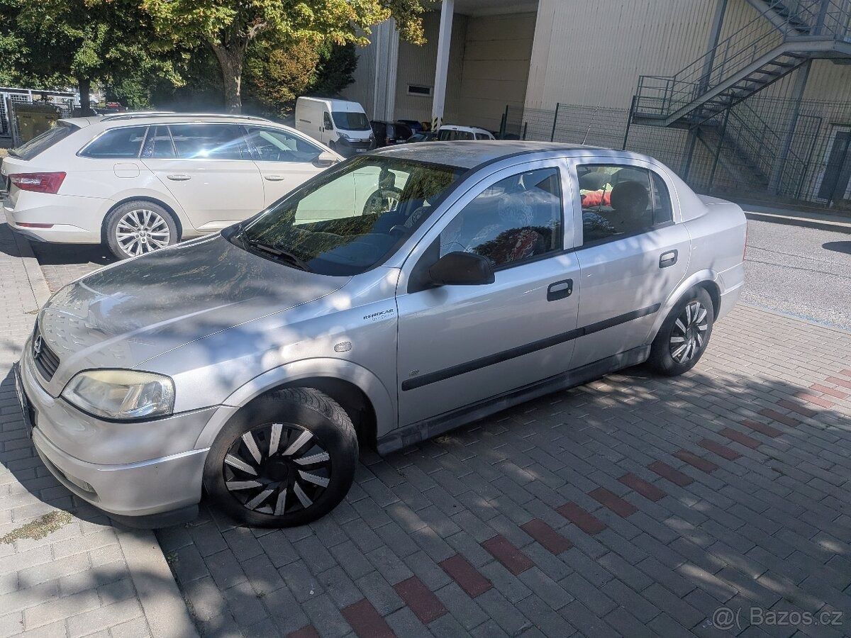 Opel Astra, Classic H 1.4 16V Sedan - fotka 4