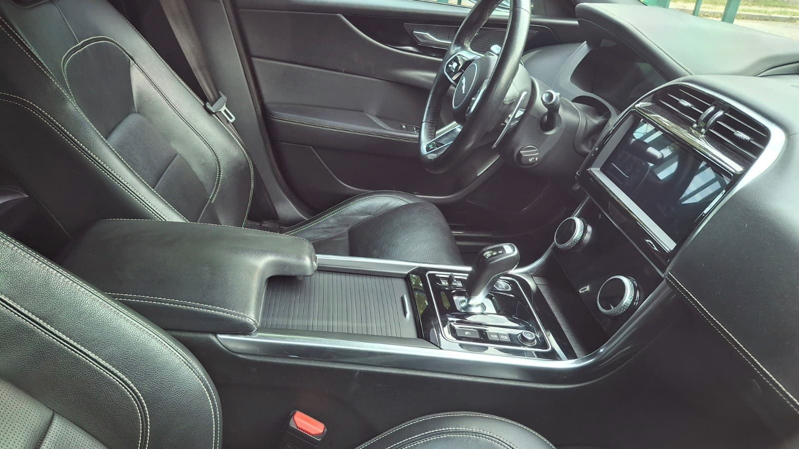 Jaguar XE, na splátky všem AUTOMAT  4x4 - fotka 3