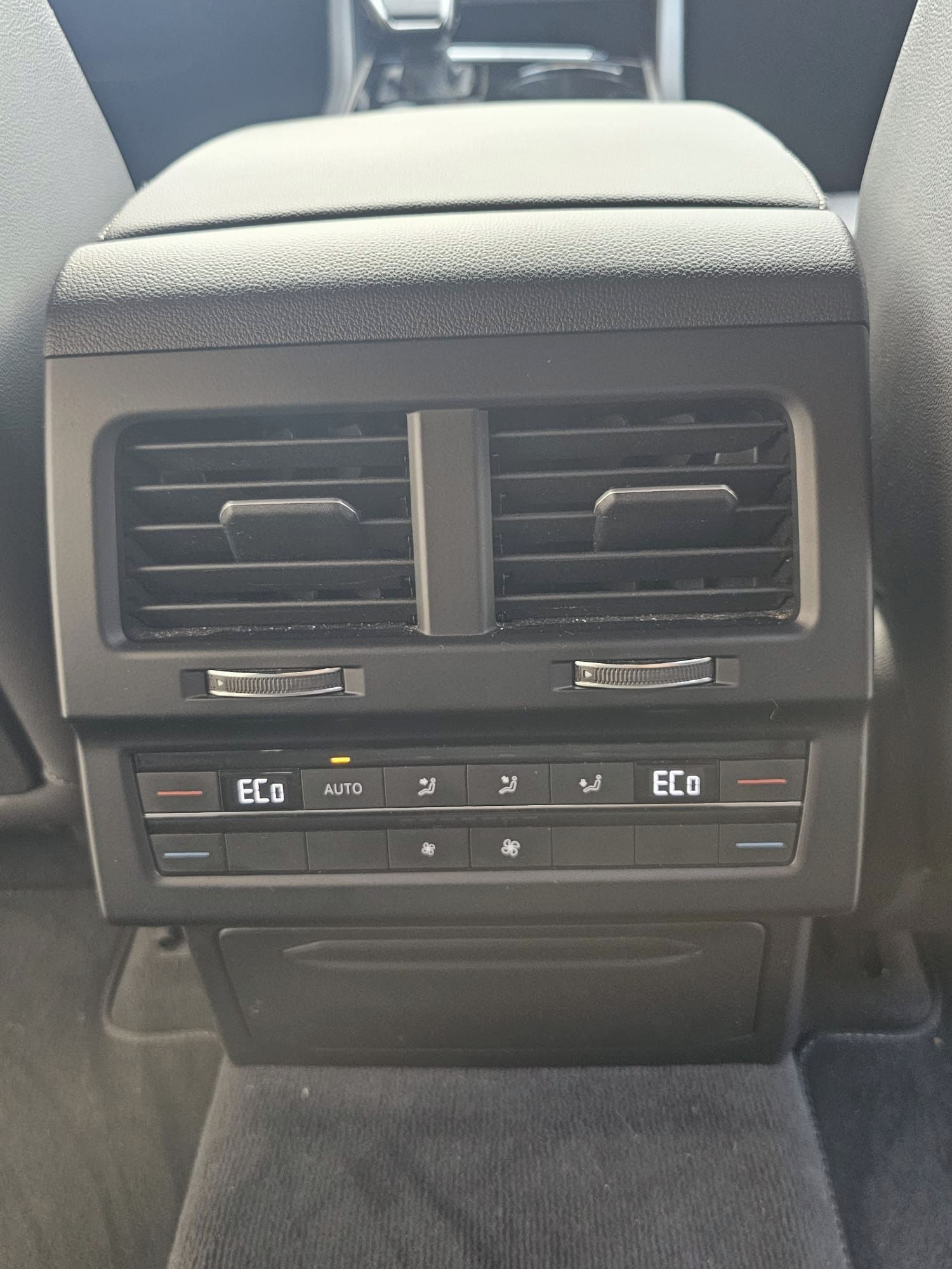 Volkswagen Touareg, 3,0 TDI  R-Line, 4x4 Automat - fotka 6