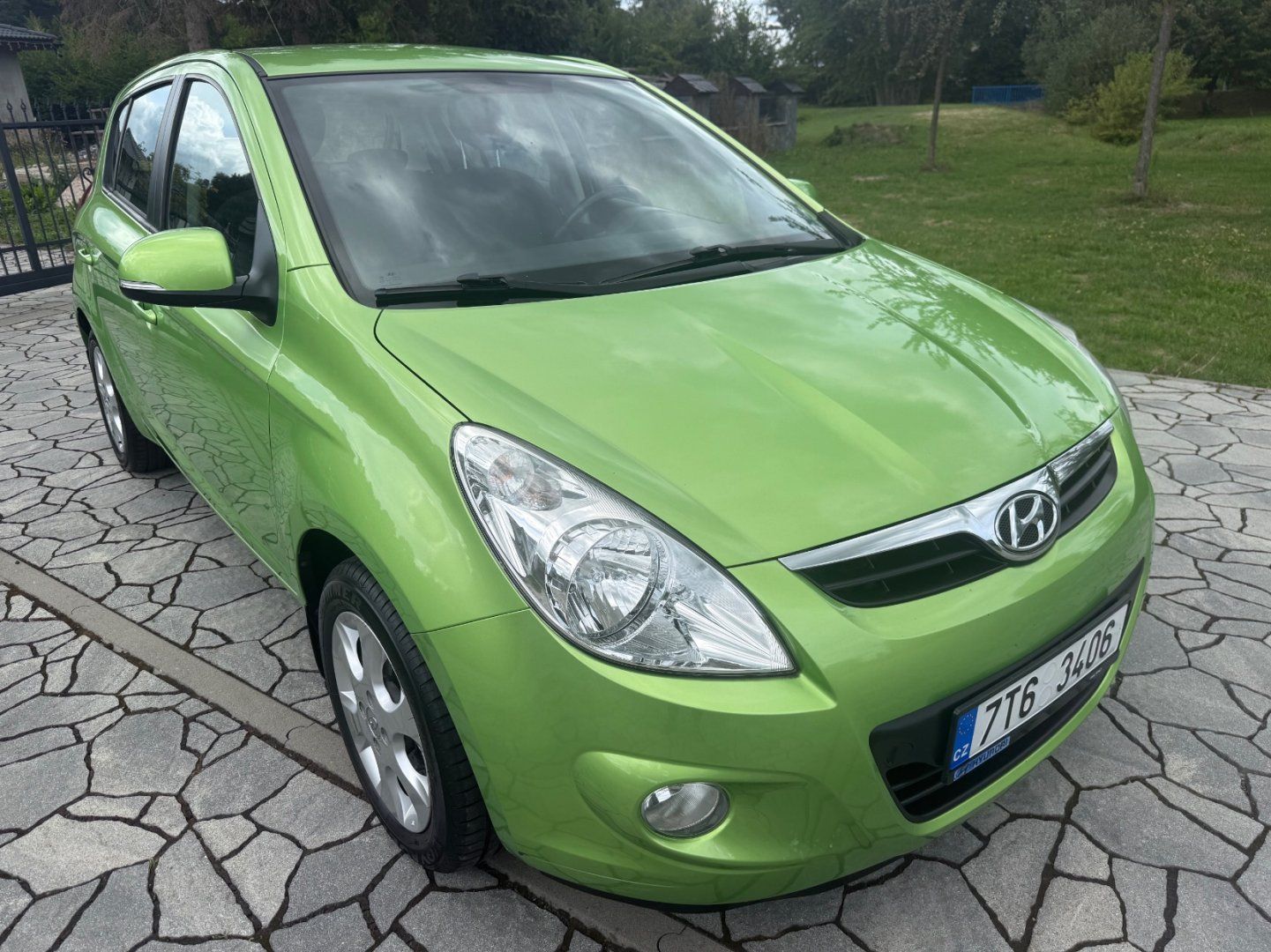 Hyundai i20, 1.2i KLIMA, 110tkm,tažné,Čr - fotka 3