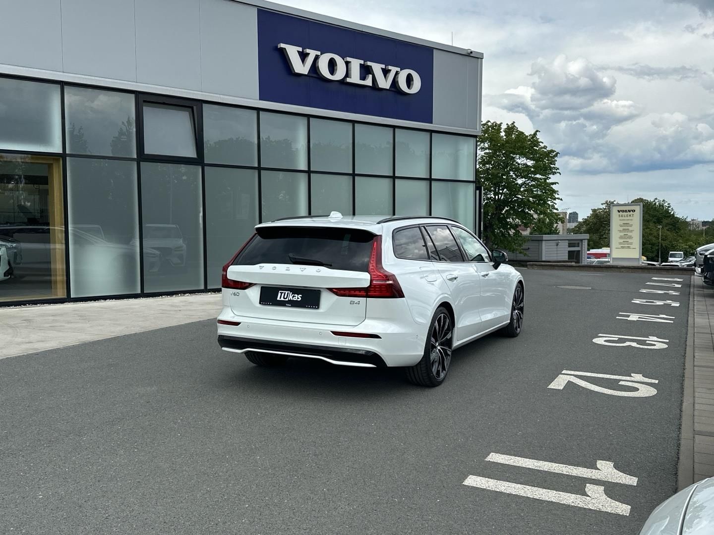 Volvo V60, 2.0B4 FWD 145kW PLUS DARK - fotka 6