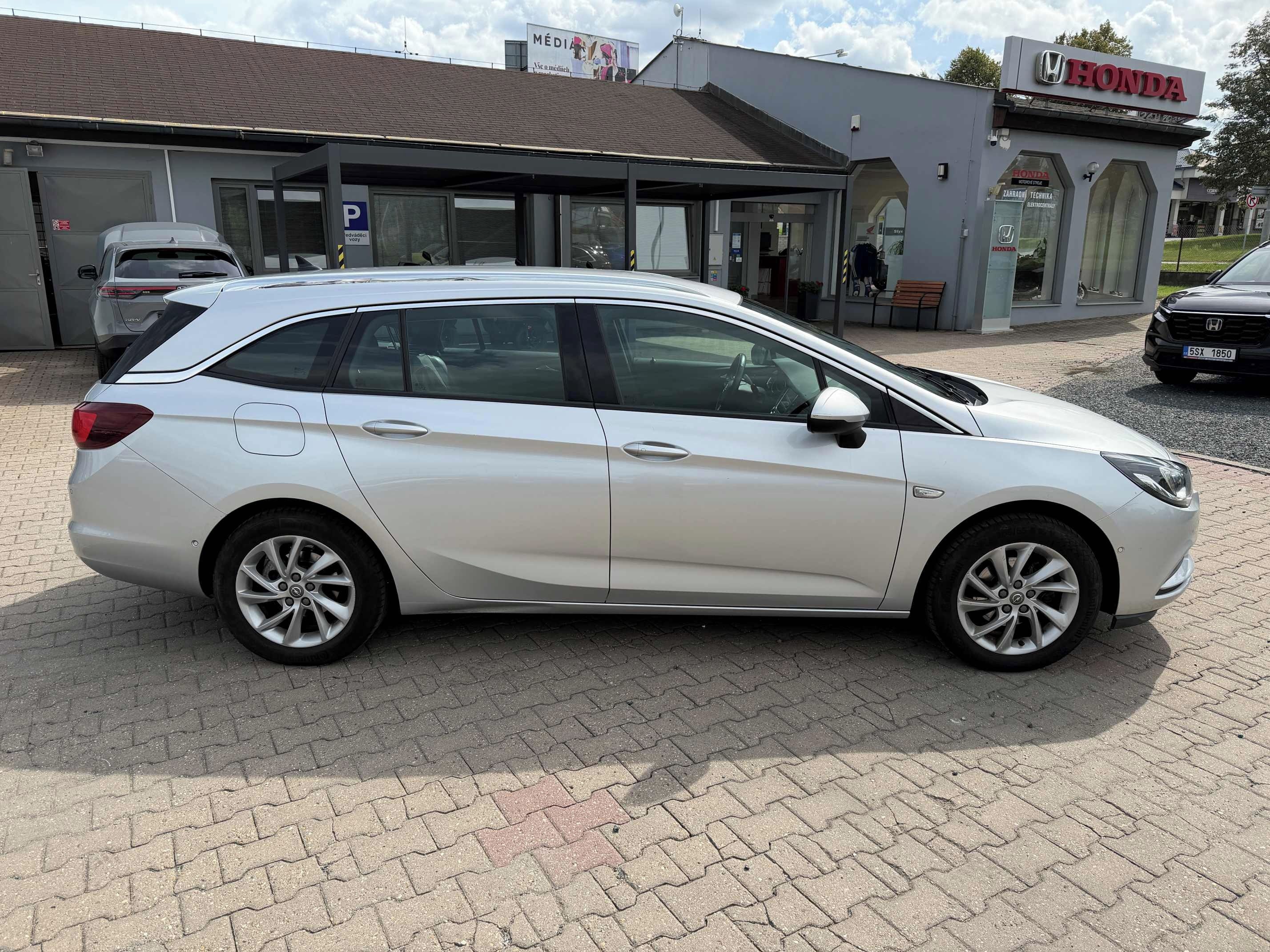 Opel Astra, 1,4 Turbo Sports Tourer + - fotka 4