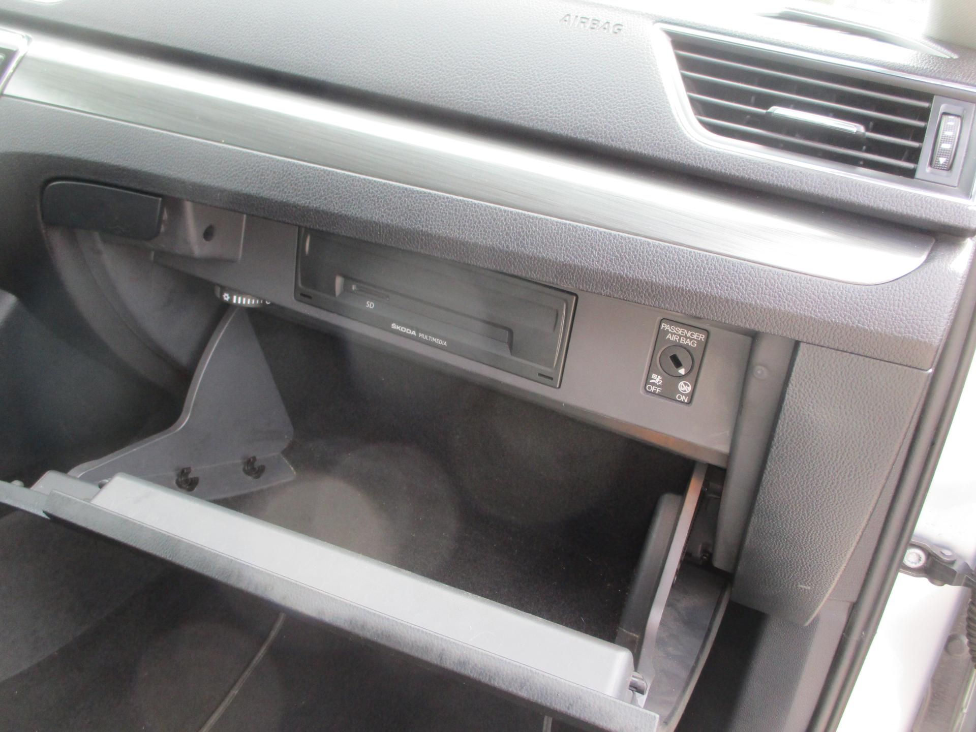 Škoda Superb, combi III 2,0 TDi prav.servis - fotka 6