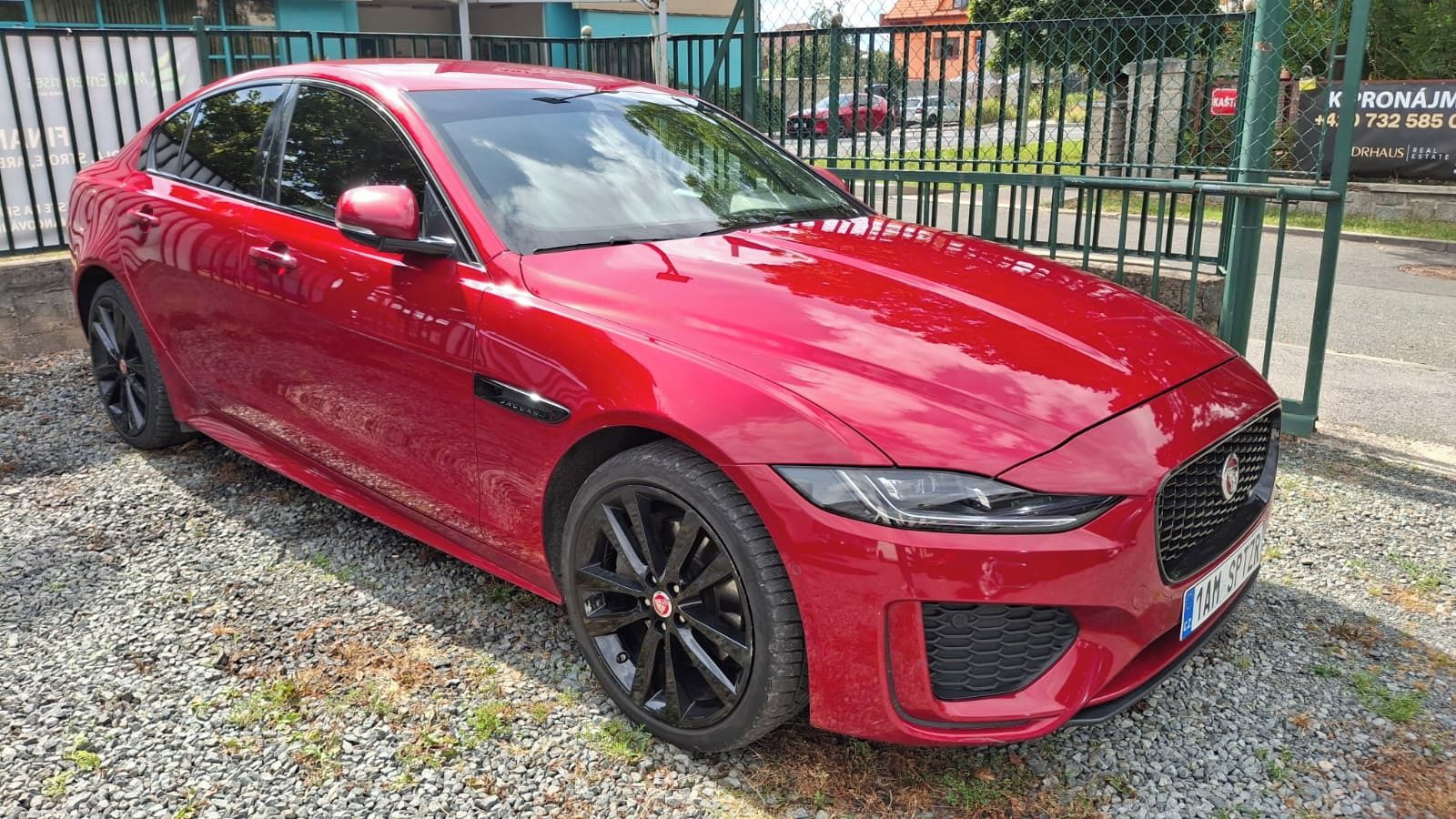 Jaguar XE, na splátky všem AUTOMAT  4x4