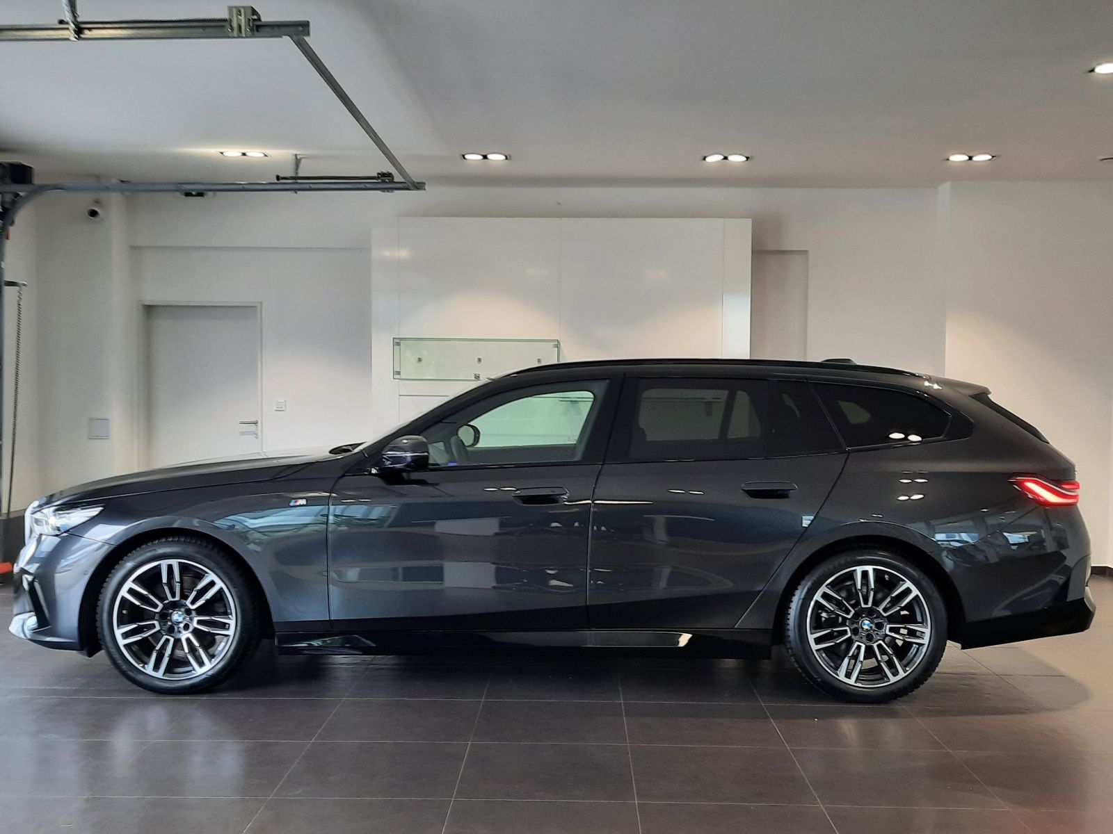 BMW Řada 5, 520d xDrive Touring M Sport - fotka 4