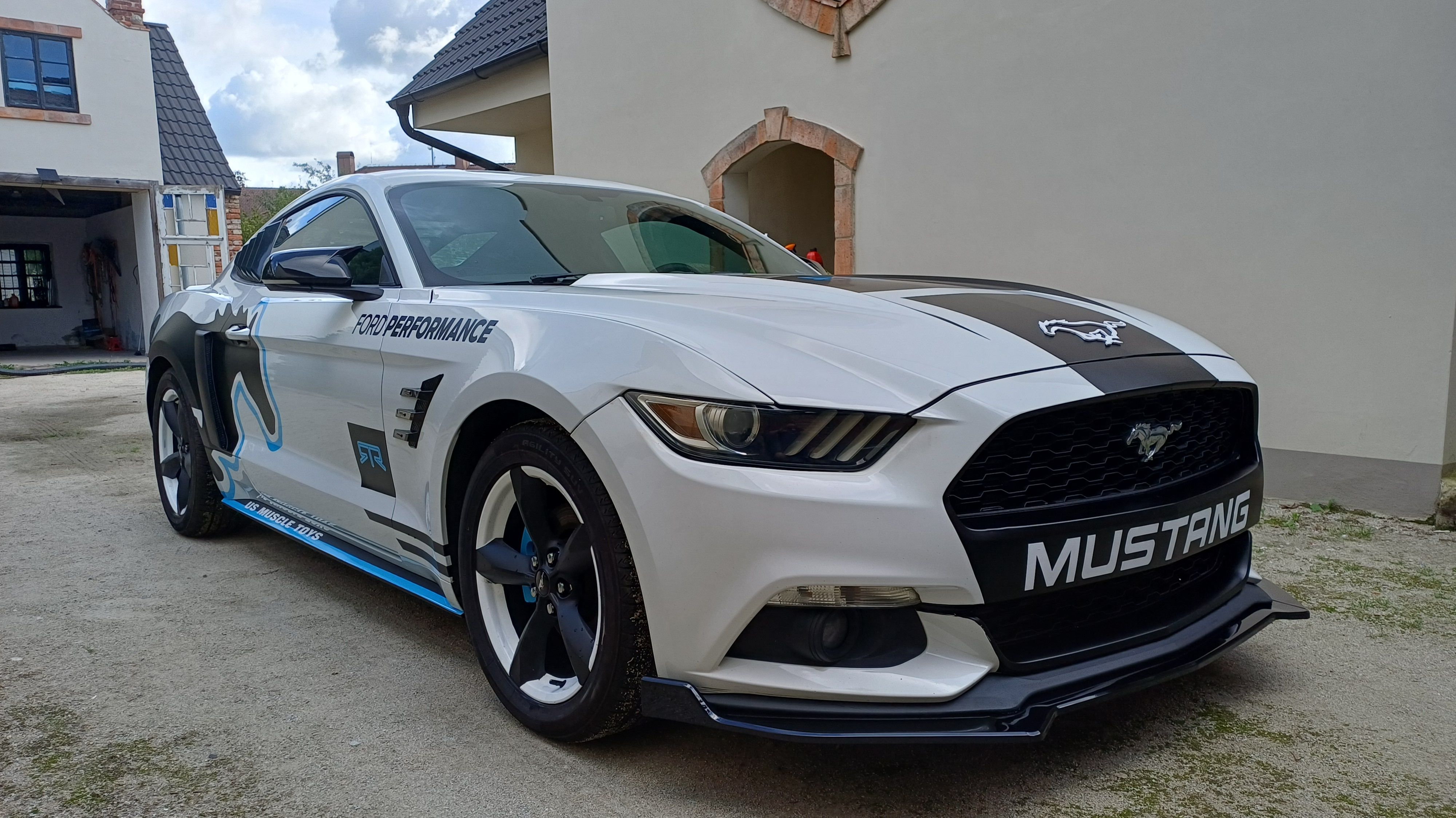 Ford Mustang, 3,7 , V6, automat,pěkný kus