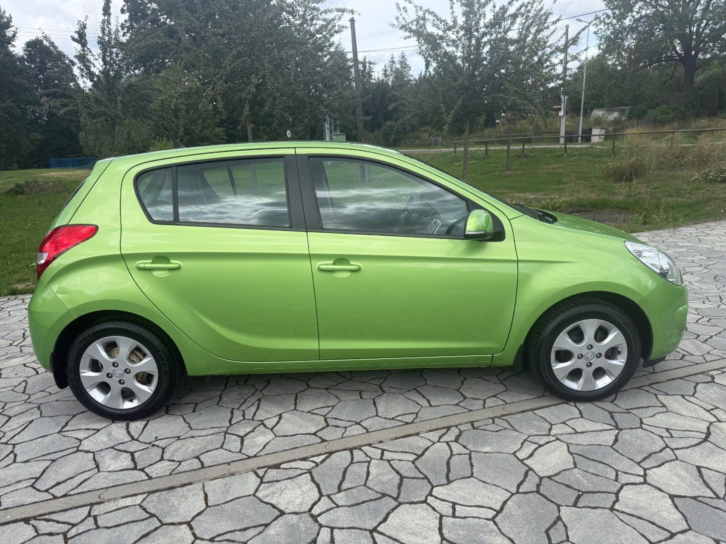 Hyundai i20, 1.2i KLIMA, 110tkm,tažné,Čr - fotka 4
