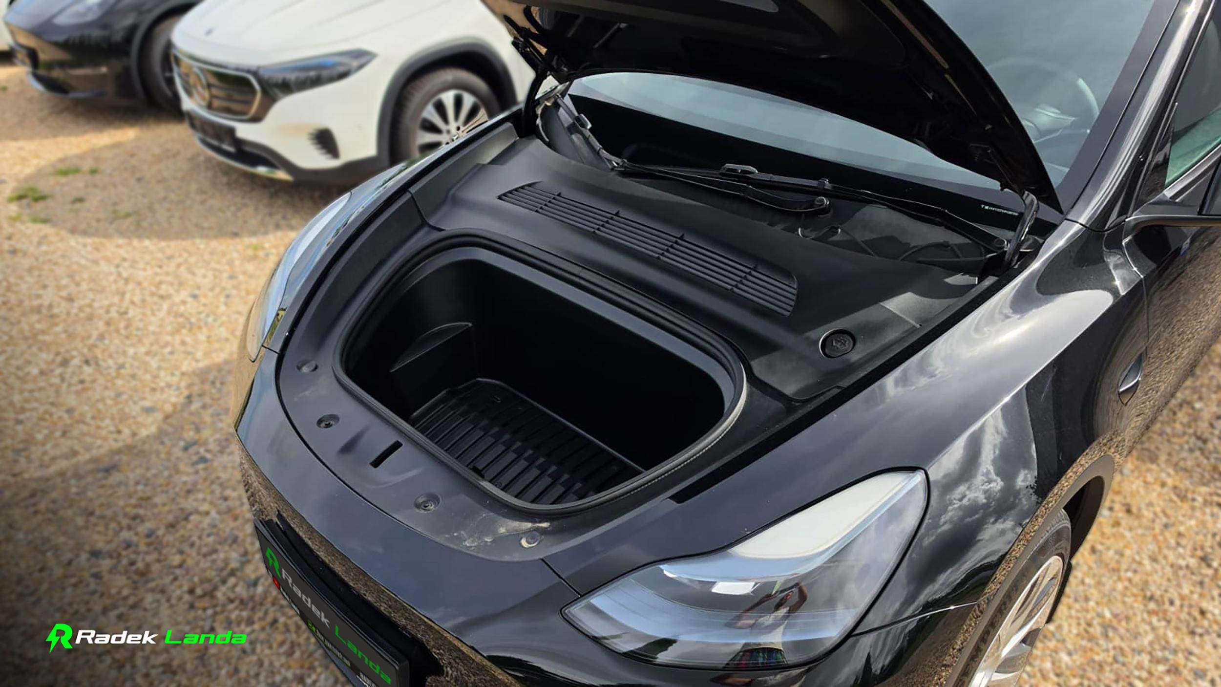 Tesla Model Y, Standard Range | LFP, RWD, AMD - fotka 5