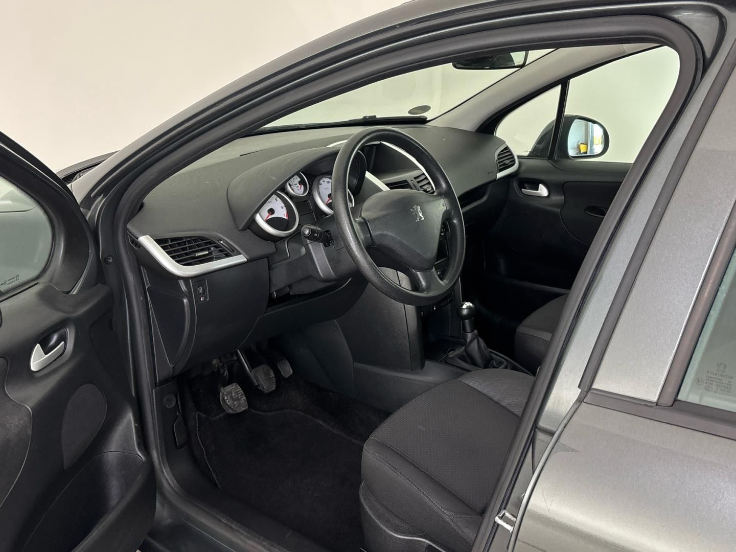 Peugeot 207, 1.4 i 16v / 70 kW - fotka 6