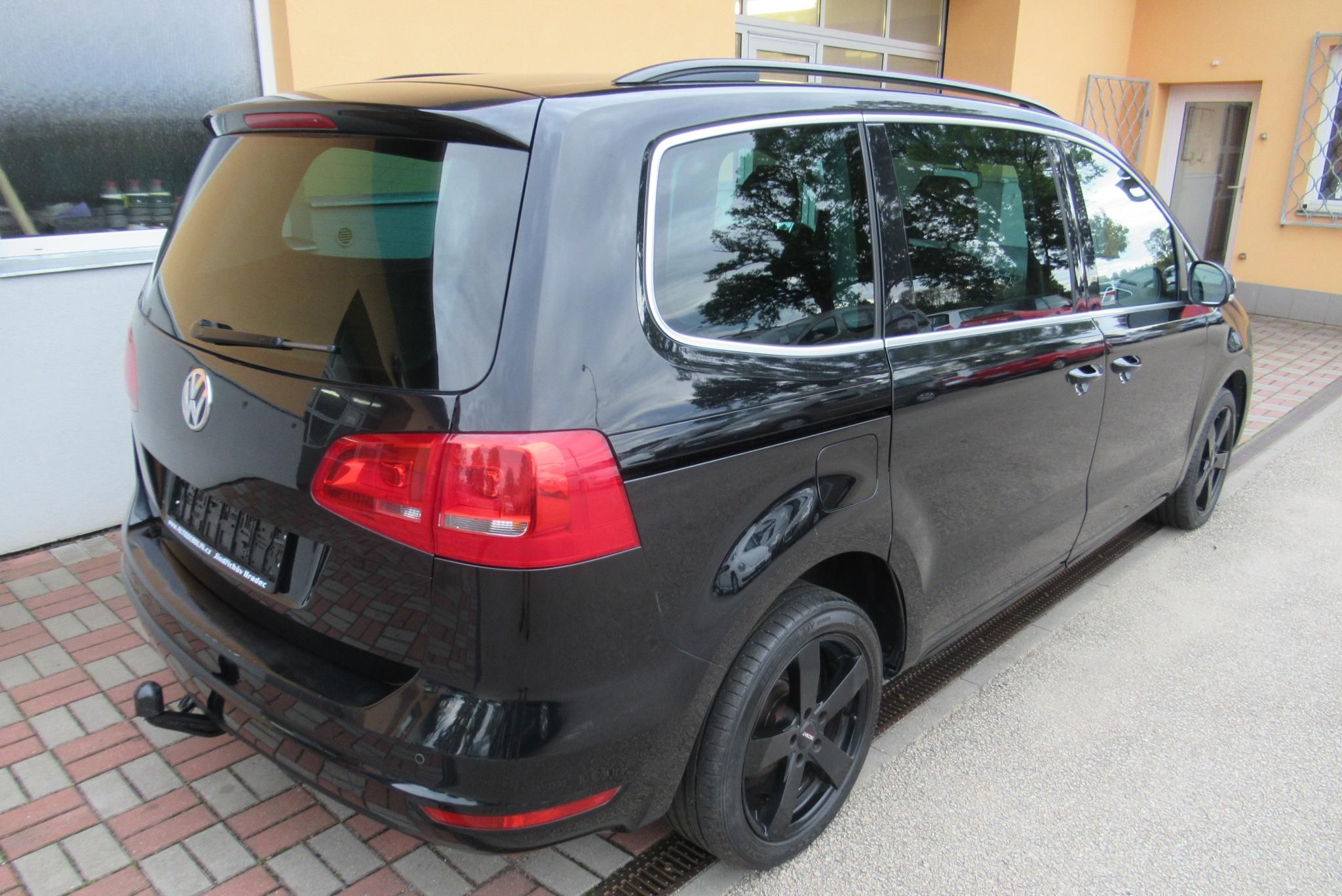 Volkswagen Sharan, 2.0 TDi AUT. KLIMA TAŽNÉ 2.2 t - fotka 2