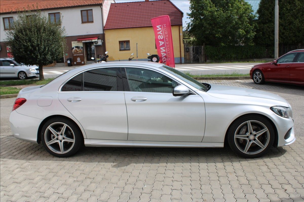 Mercedes-Benz Třídy C, 1,6 200d AMG line - fotka 3