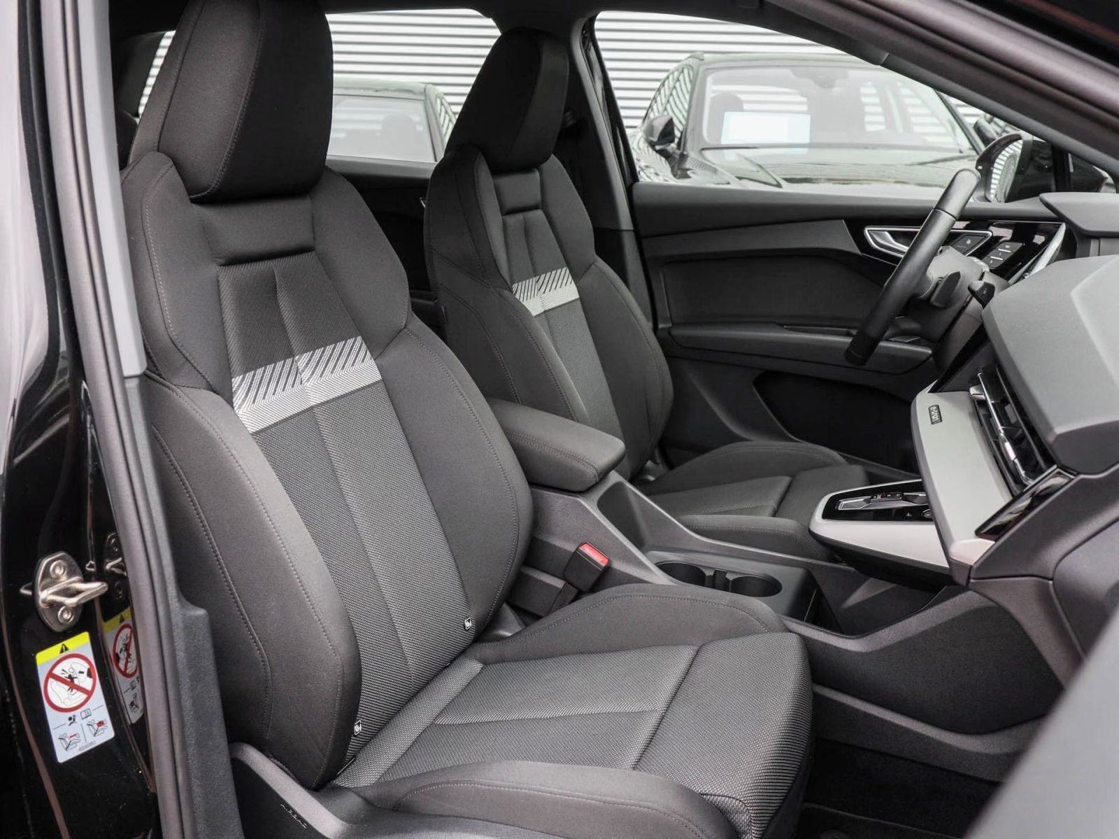 Audi Q4 e-tron, 40 150KW*Navi*Led*DAB* - fotka 4