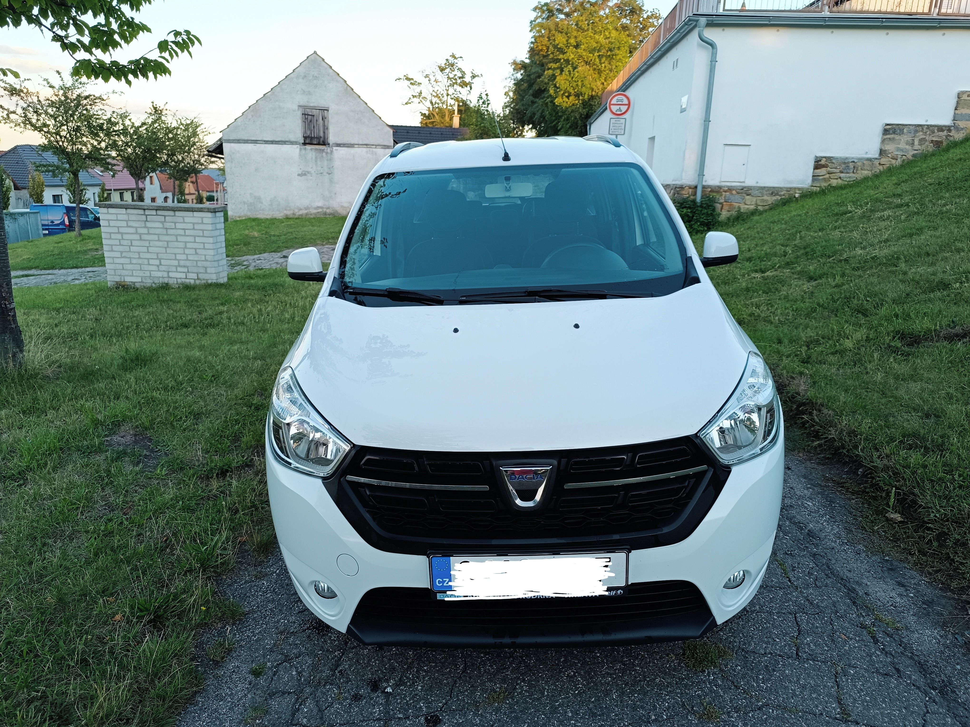 Dacia Lodgy, 1,6i 75kW, 7míst, 1.maj, ČR - fotka 2