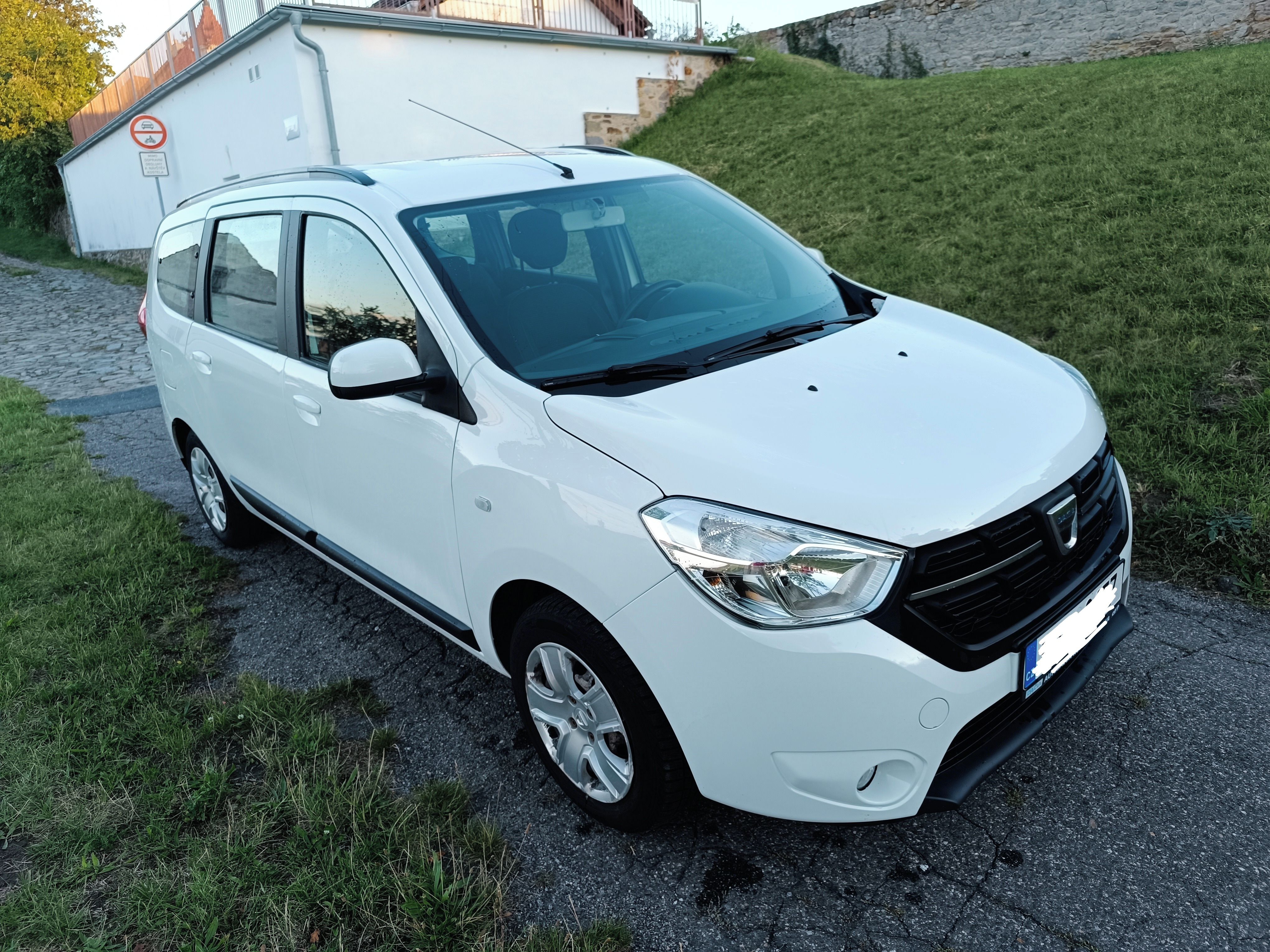 Dacia Lodgy, 1,6i 75kW, 7míst, 1.maj, ČR - fotka 3